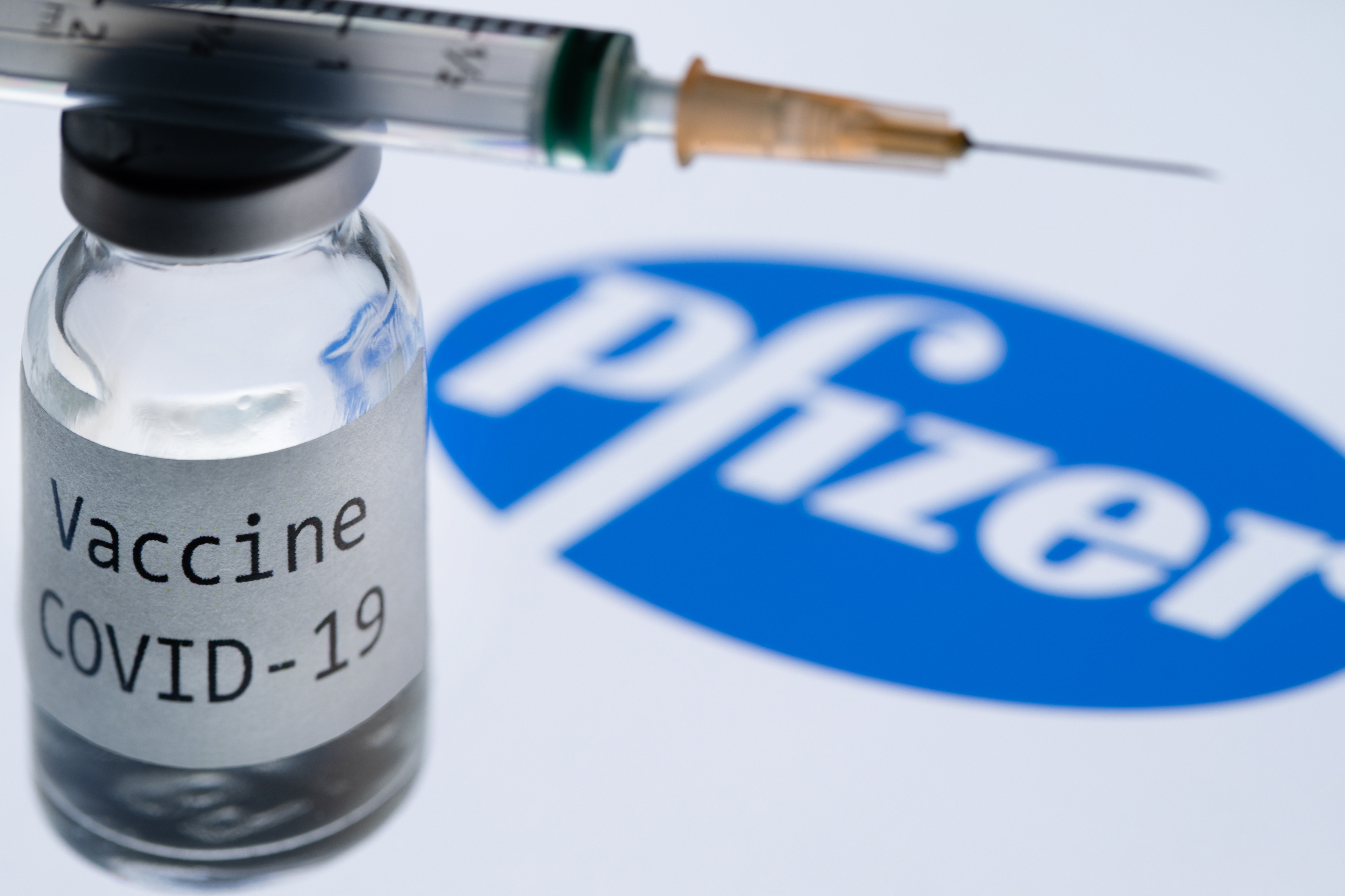 A világon elsőként a britek engedélyezték a Pfizer és a BioNTech vakcináját