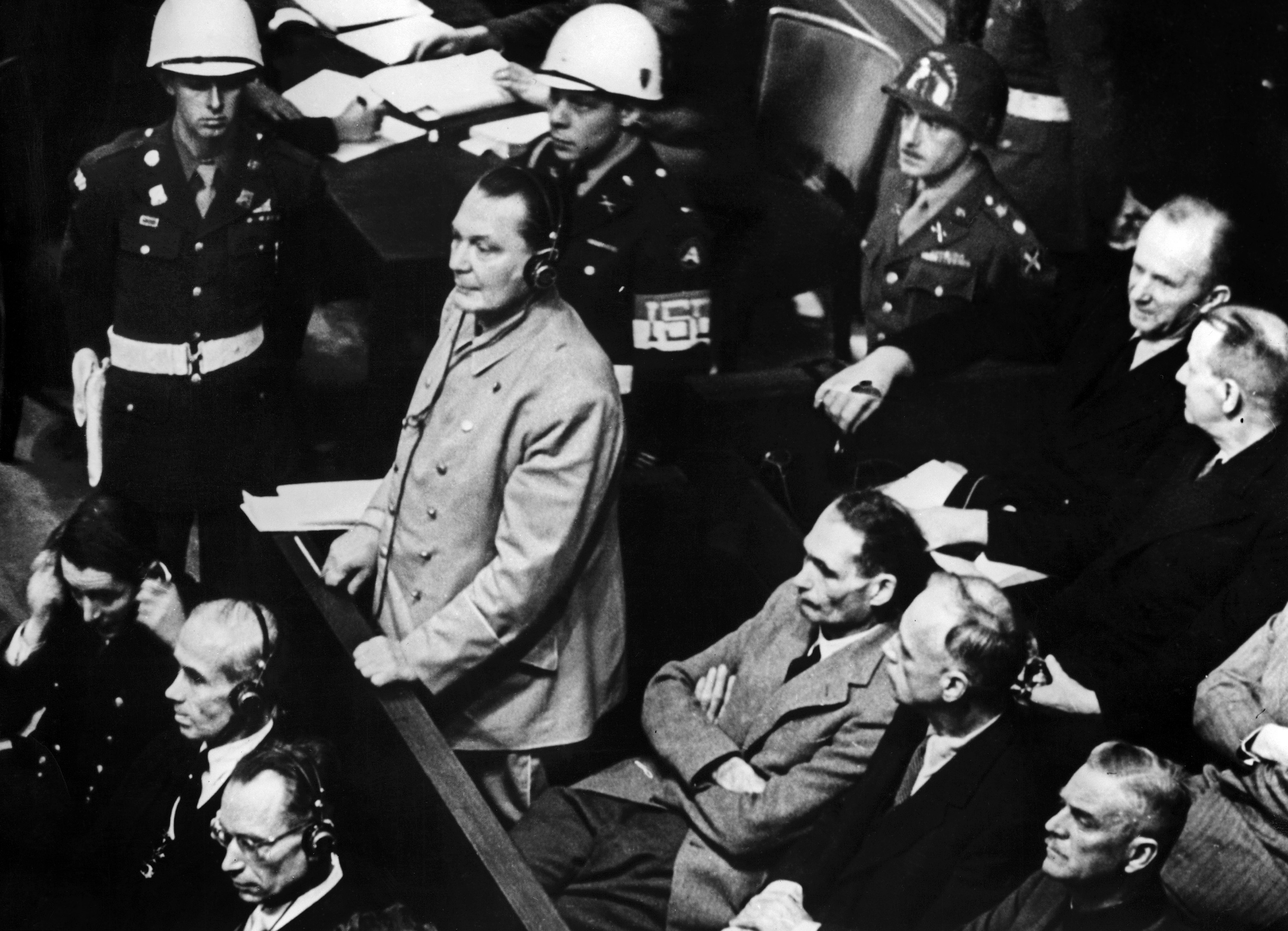 Hermann Göring, a Harmadik Birodalom második embere, a német légierő parancsnoka a nürnbergi perben 1945. november 21-én. Kötél általi halálra ítélték, de s kivégzése előtt öngyilkos lett.