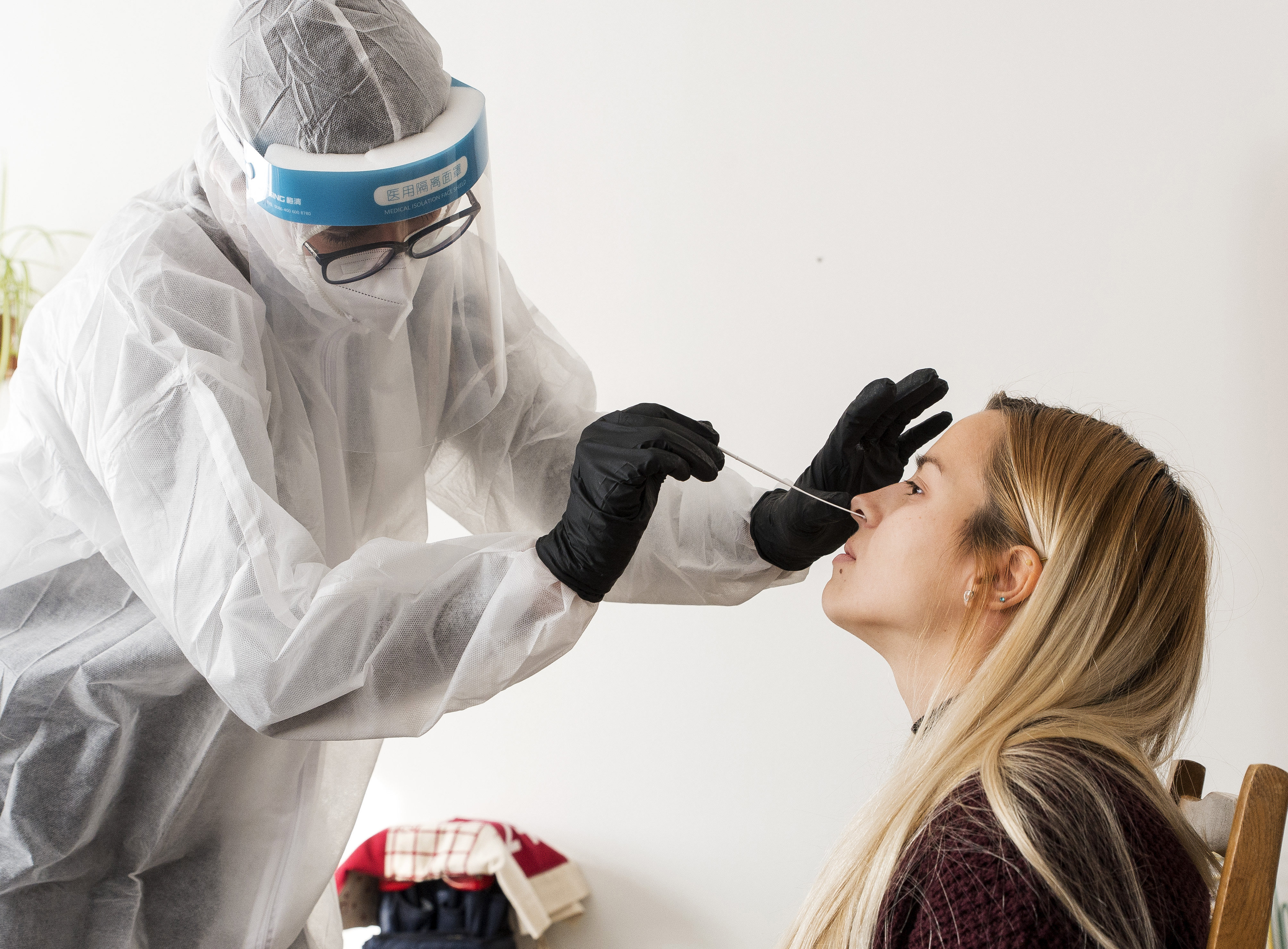 A szlovákok hamarosan magukat is tesztelhetik orron keresztül koronavírusra