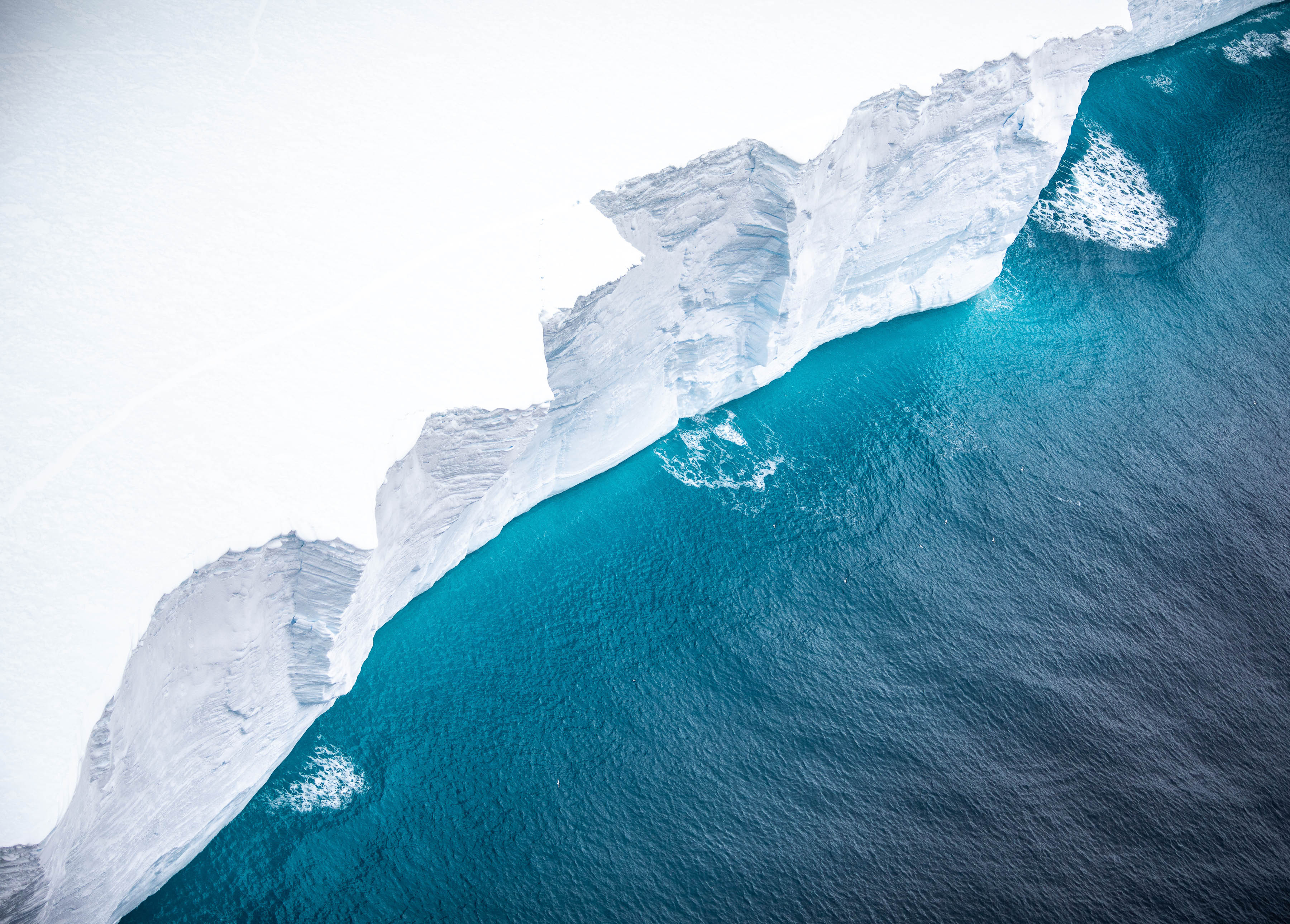 Több darabra szakadt a világ legnagyobb jéghegye, de még így is súlyos következményekkel jár, ha partra sodródik