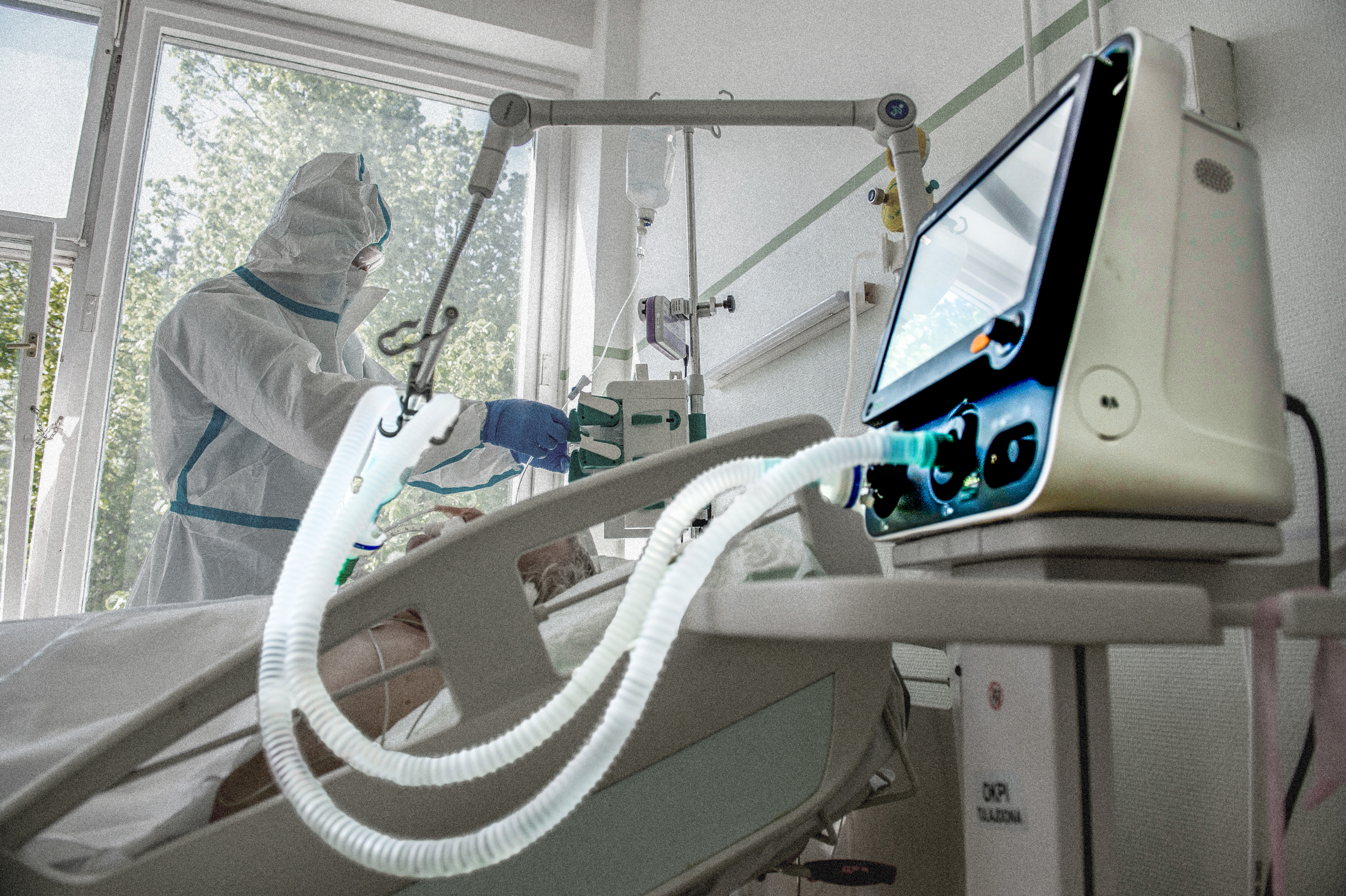 Hadházy: Már biztos, hogy túlárazva vásárolt lélegeztetőgépeket a Külügyminisztérium 
