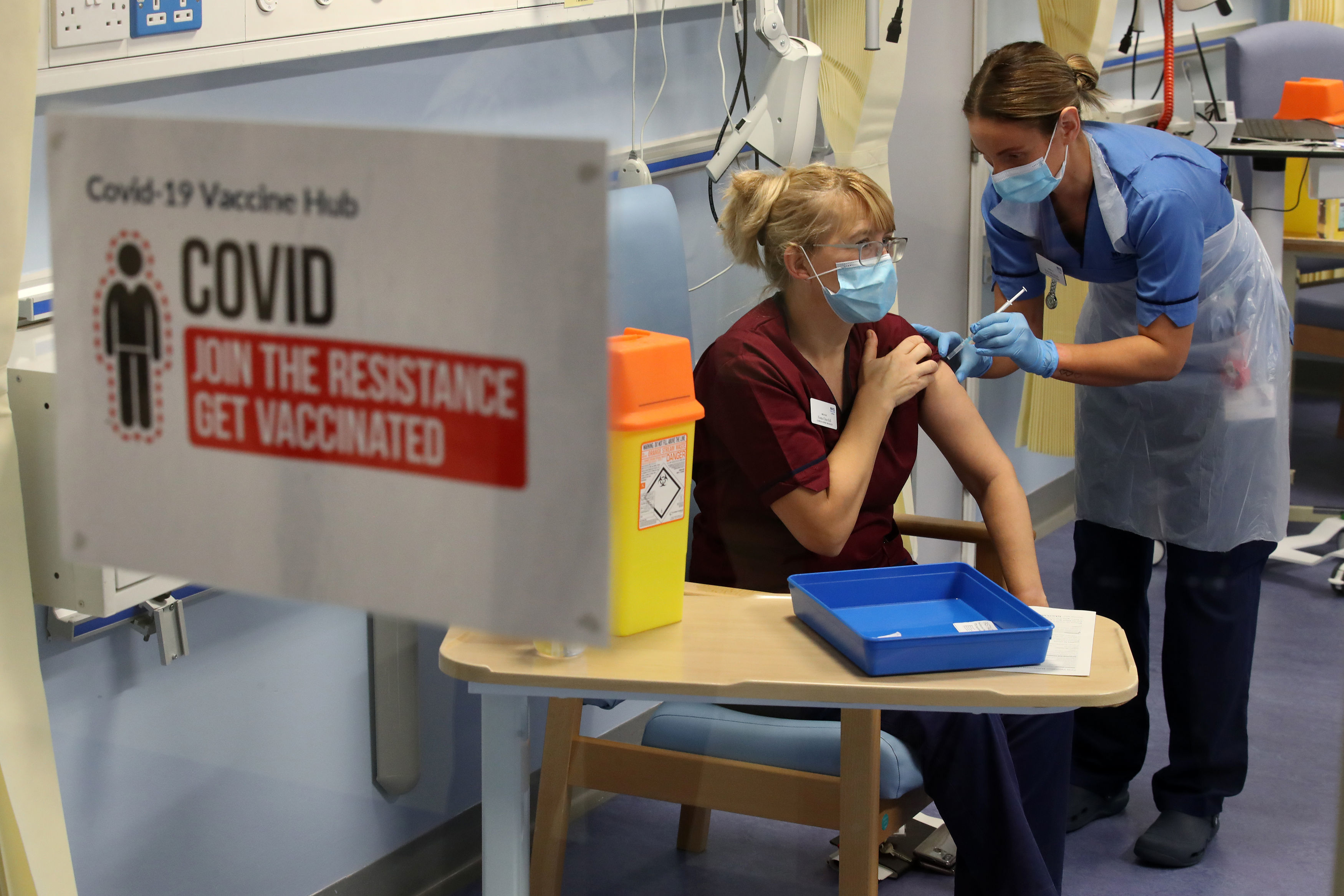 Fiona Churchill, az edingburgh-i Western General Hospital főnővére kapja meg a Pfizer/BioNTech covid-vakcináját 2020. december 8-án.