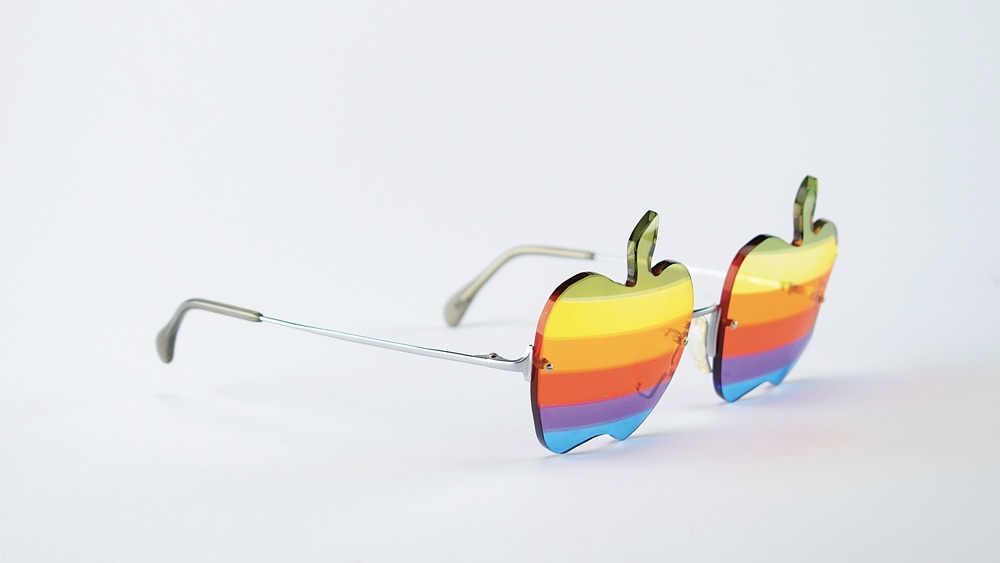Steve Wozniak promóciós célból gyártatta le a 30 példányban elkészült szivárványszínű Apple-logós napszemüveget.