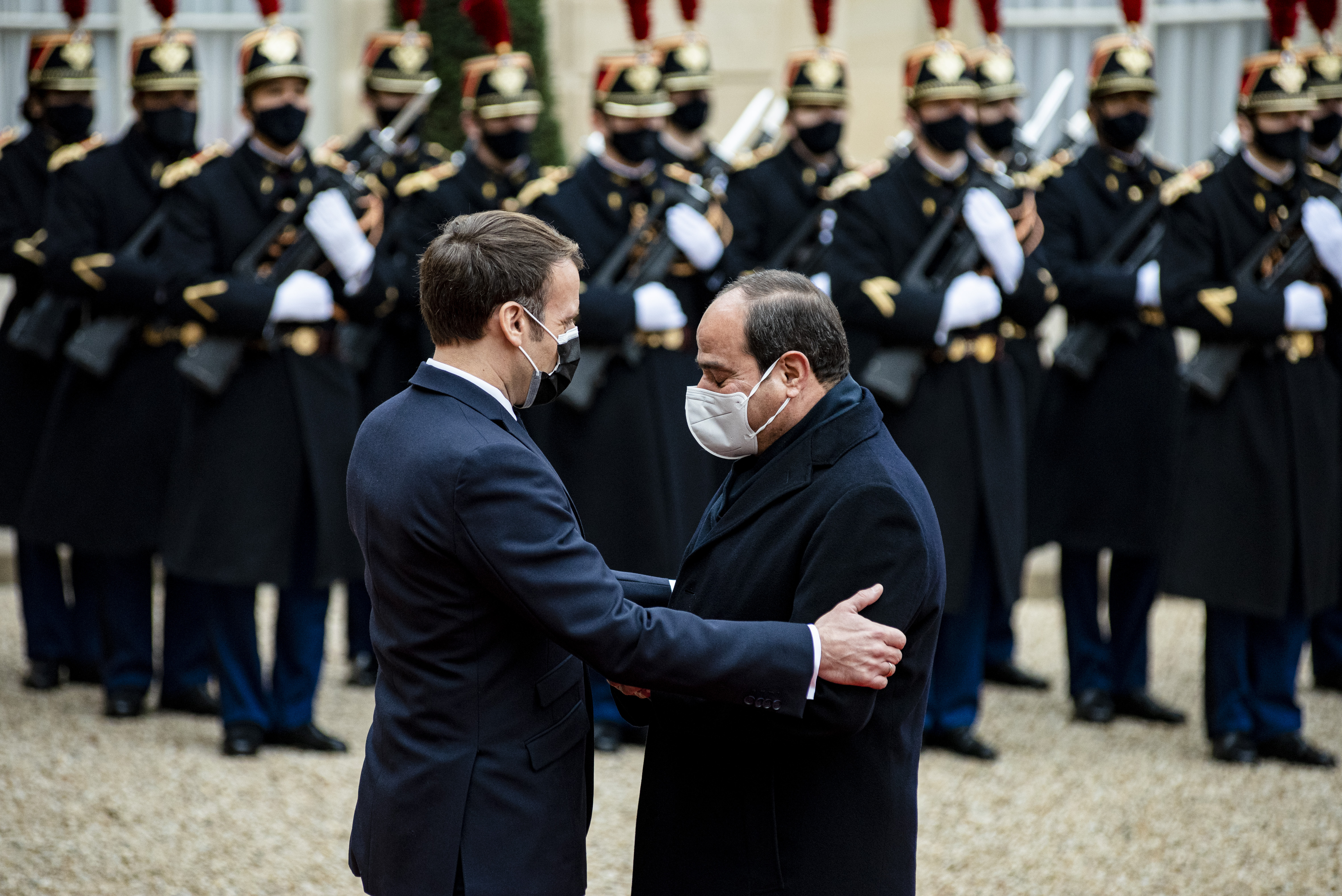 Emmanuel Macron becsületrendet adományozott Egyiptom elnökének