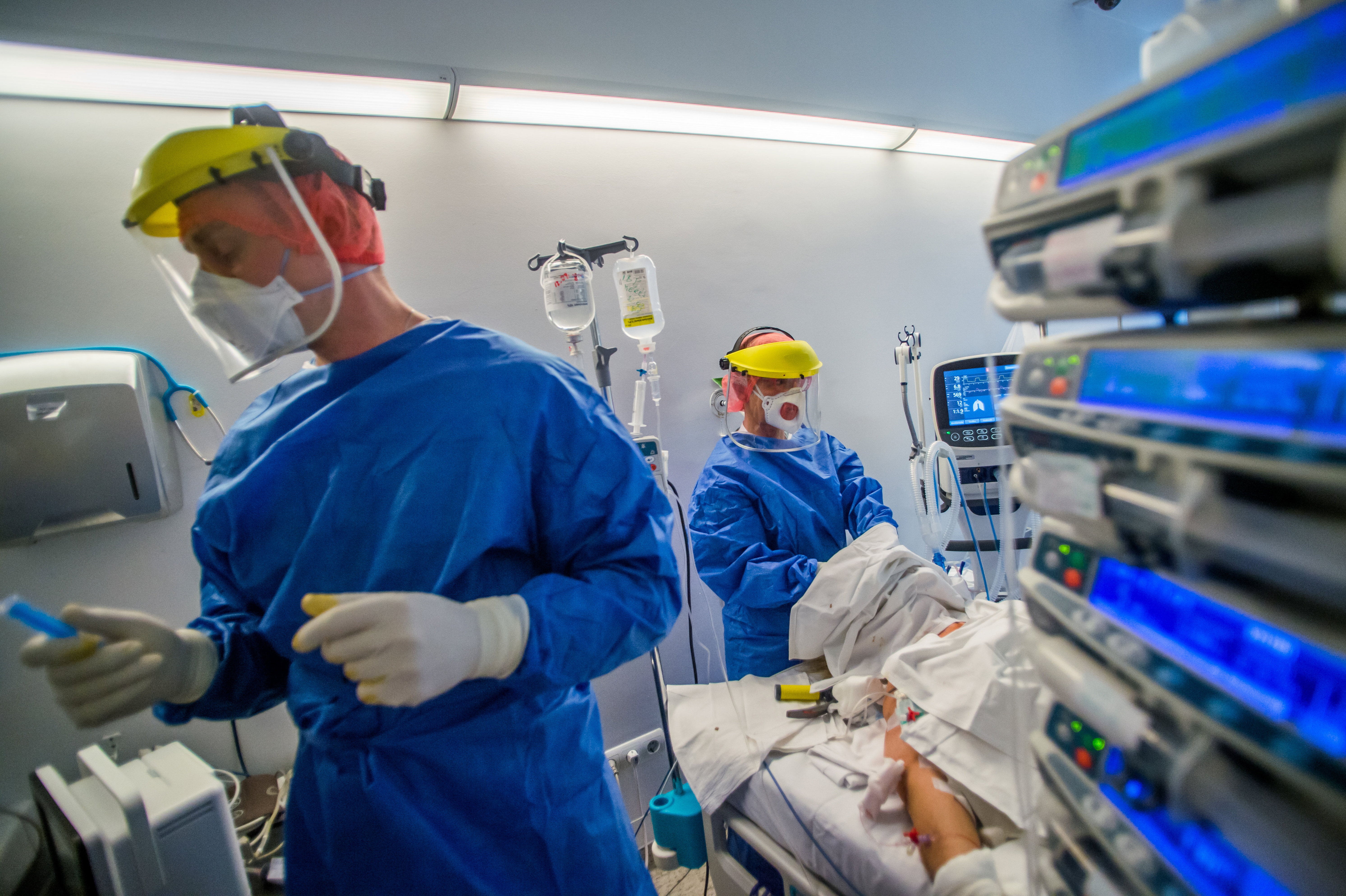 Védőfelszerelést viselő orvosok a koronavírussal fertőzött betegek fogadására kialakított intenzív osztályon a Szent László Kórházban 2020. december 8-án.