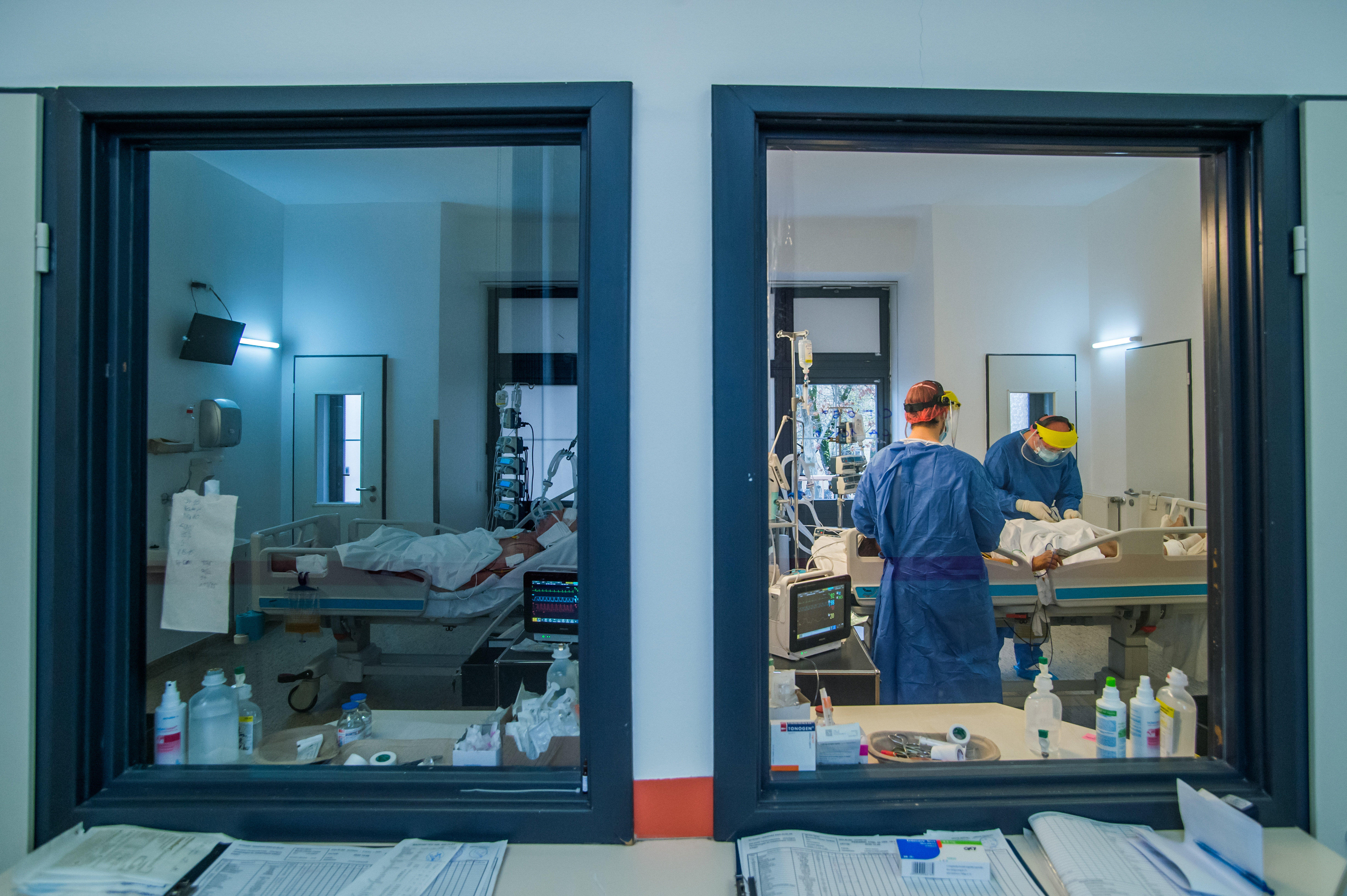 Védõfelszerelést viselõ orvosok a koronavírussal fertõzött betegek fogadására kialakított intenzív osztályon a Szent László Kórházban 2020. december 8-án
