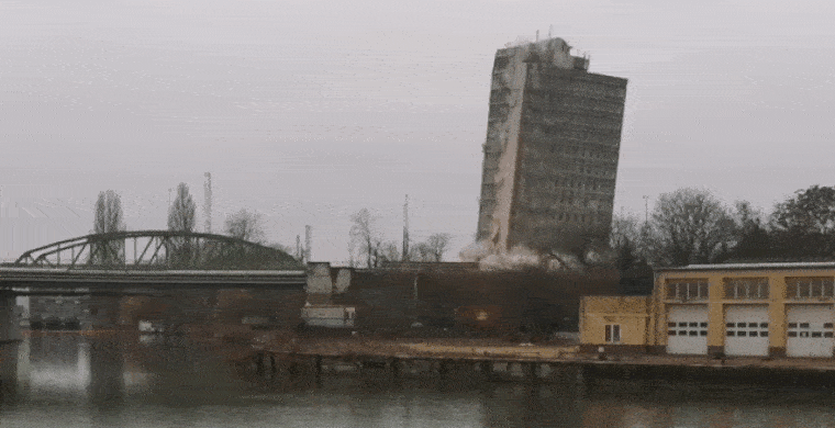 A Dunáig repült a felrobbantott VITUKI toronyház néhány darabja