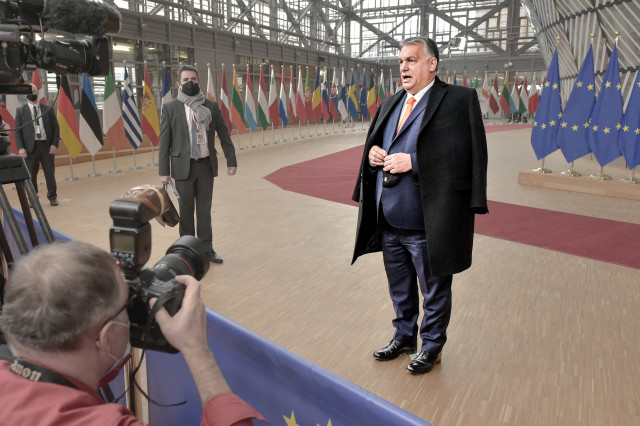 Orbán Viktor az Európai Unió állam- és kormányfőinek kétnapos csúcsértekezletére érkezik Brüsszelben 2020. december 10-én.