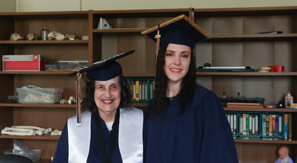 Unokájával együtt diplomázott le a tennessee-i nagymama