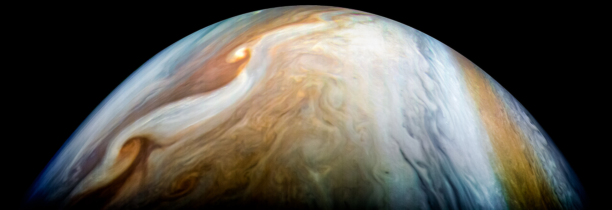 A Juno felvételének közepén a Jupiter forró pontokat tartalmazó, egyenlítőtől északra lévő felhősávja található. A kép jobb oldali részének irányában helyezkedik el a bolygó északi pólusa.