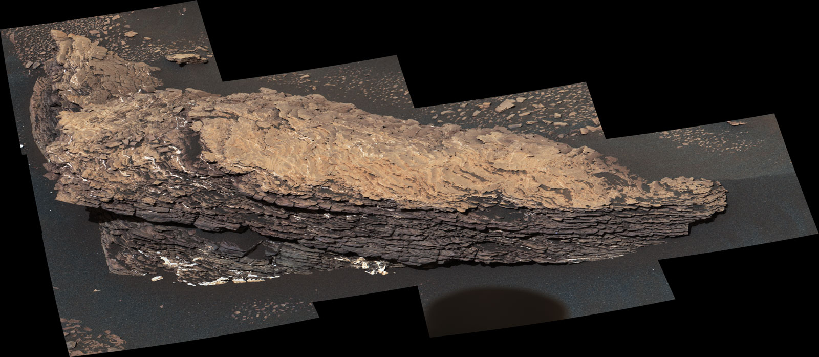 A dinamikus környezetben keletkezett Strathdon-szikla a Curiosity 2019. júliusi felvételén.