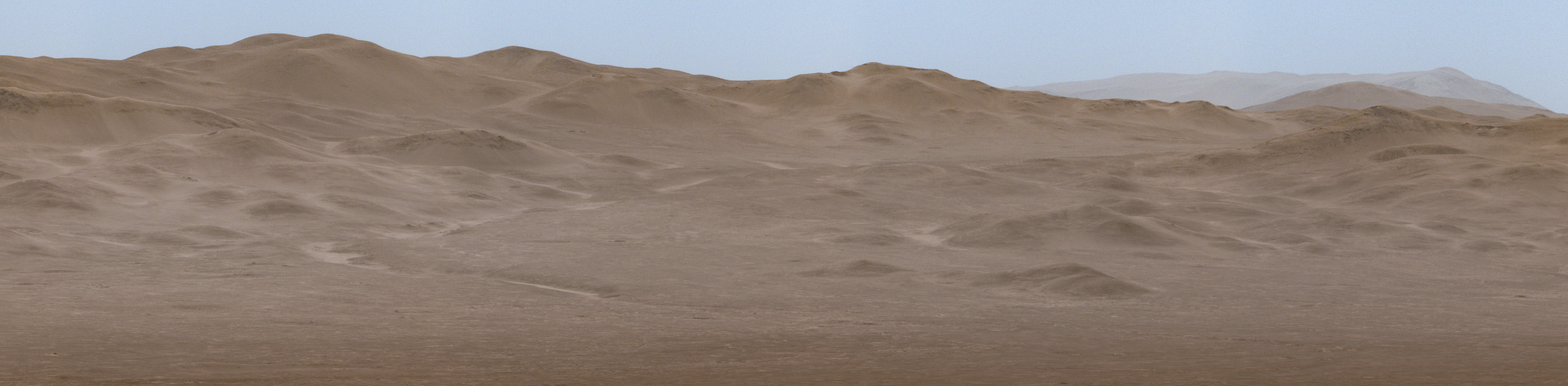 A Curiosity panorámaképének ezen részletének közepén a kráterfalon kanyargó Peace Vallis folyóvölgy látható.