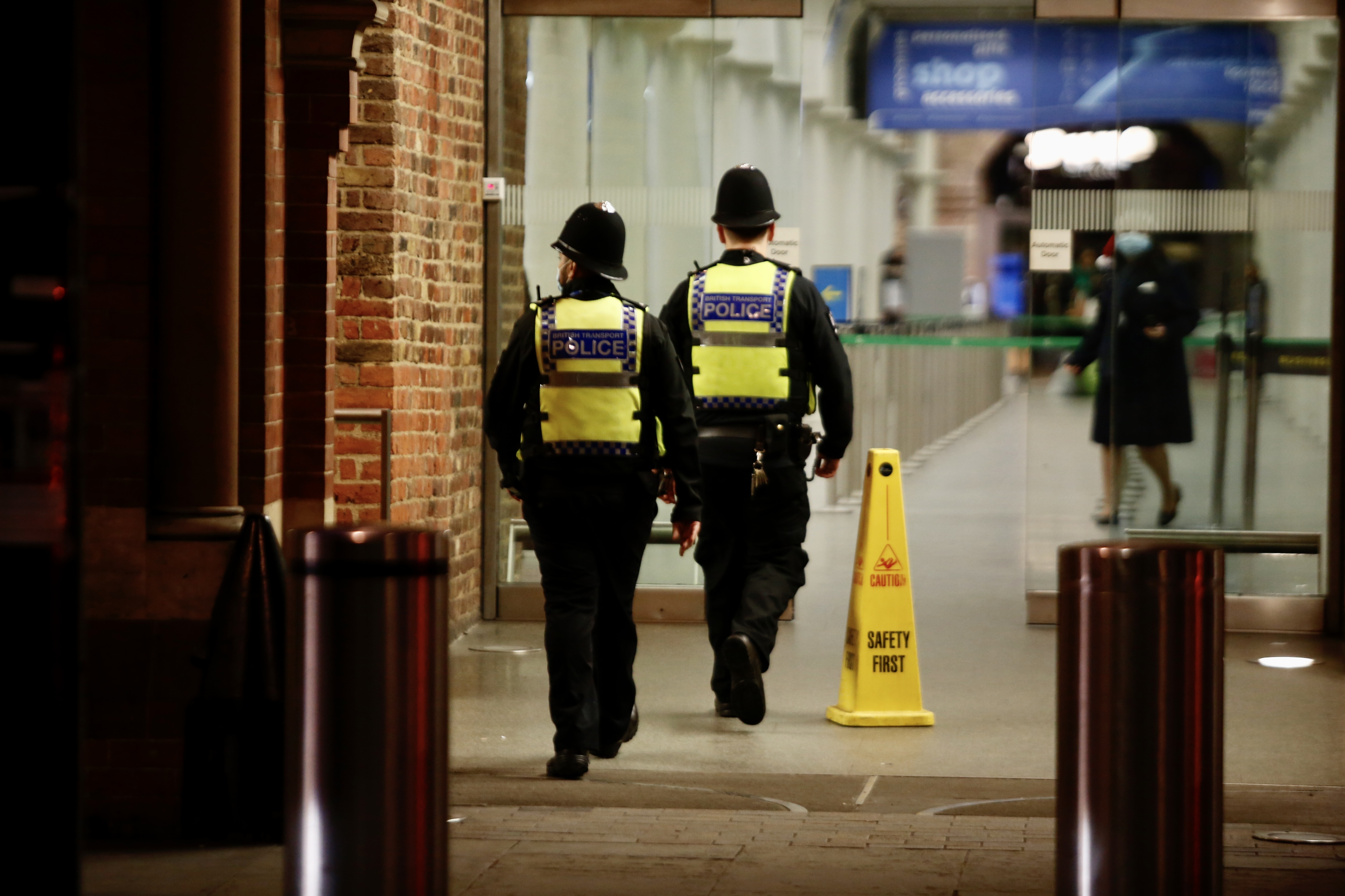 Pályaudvari rendőrjárőr Londonban december 20-án