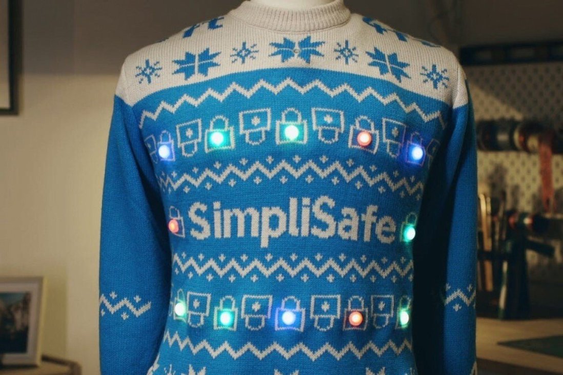 Itt a karácsonyi pulóver, ami villog és riaszt, ha valaki túl közel jön hozzánk 