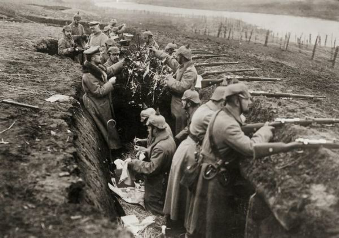Német katonák karácsonyfát díszítenek a lövészárokban 1914-ben
