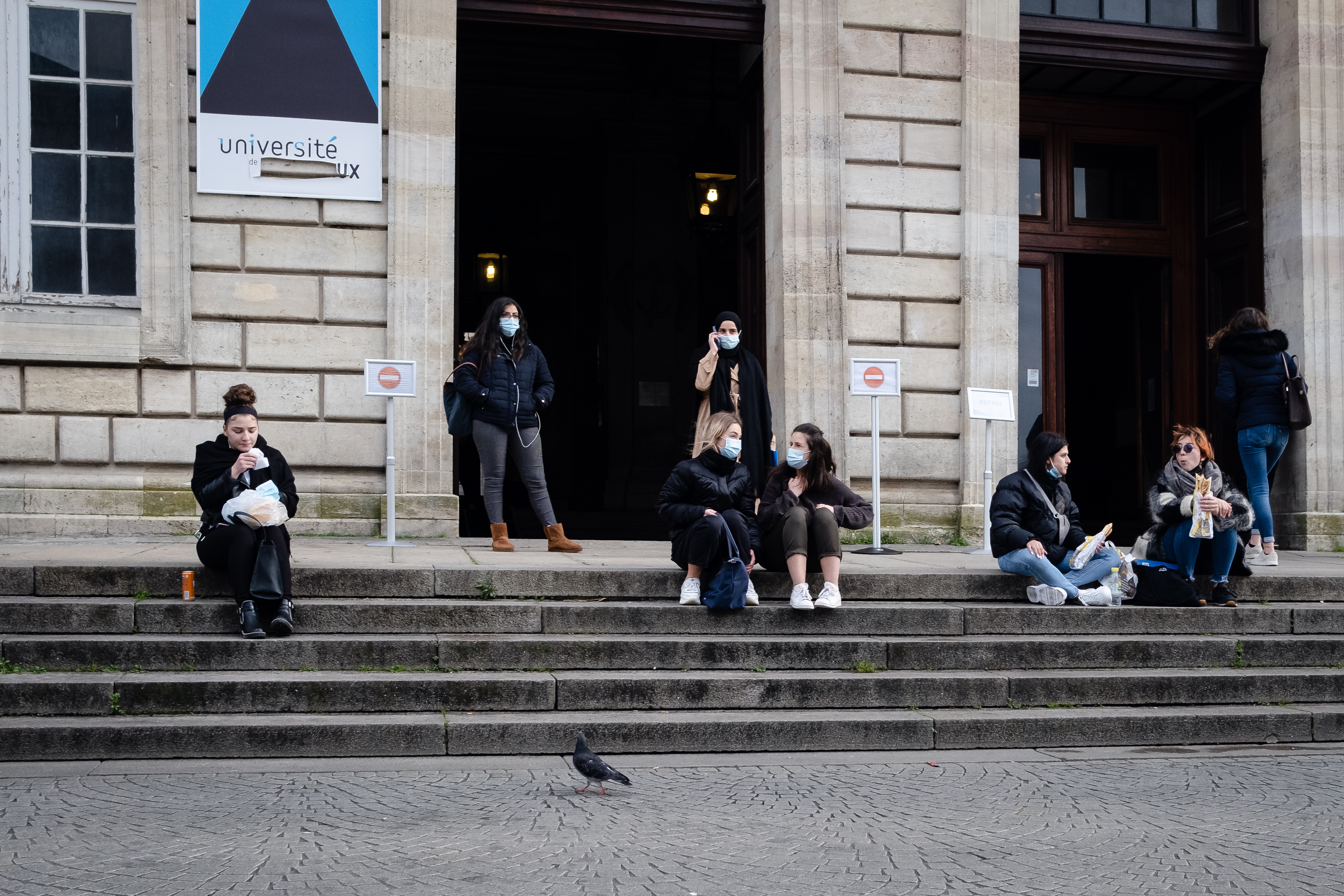Kicsaptak 45 hallgatót a bukaresti egyetemről, mert a Whatsapp-on puskáztak