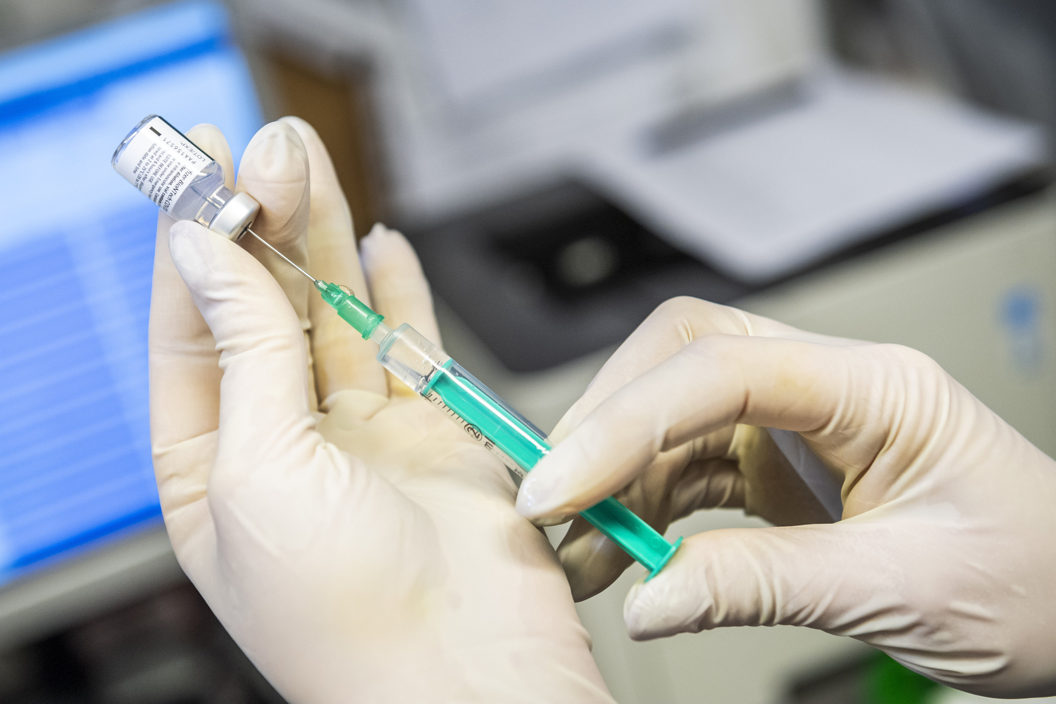 Közel 12 ezer egészségügyi dolgozó kapott védőoltást Magyarországon