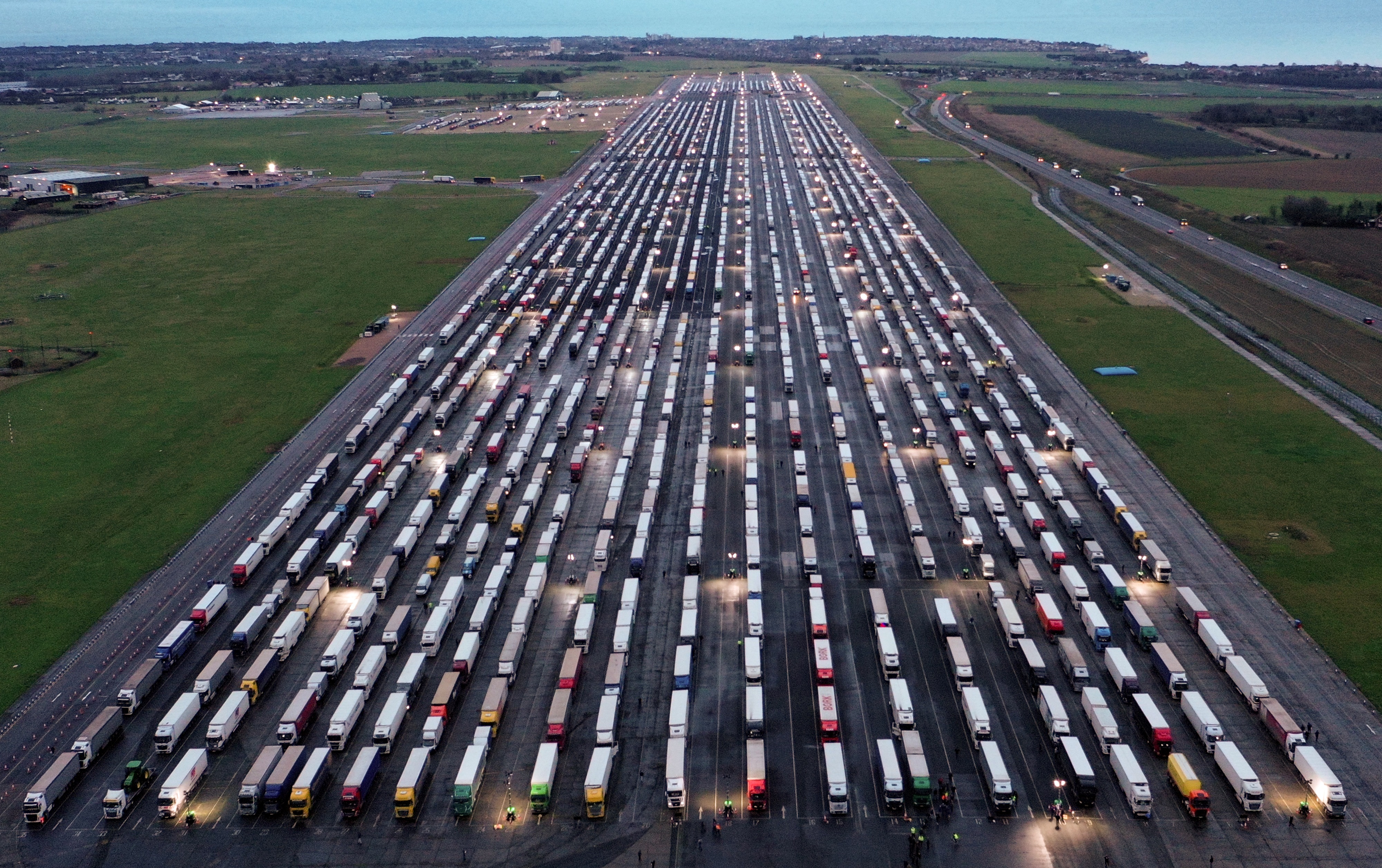 Nem csak Angliában okozhat káoszt a kamionoshiány, nálunk sincs elég sofőr