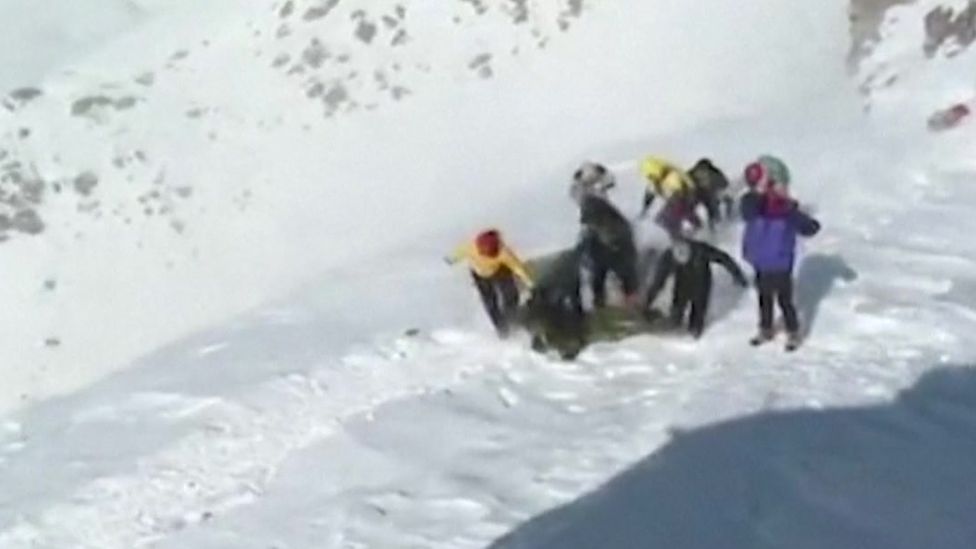 Legalább 10 ember halt meg lavinák és hóvihar miatt Iránban