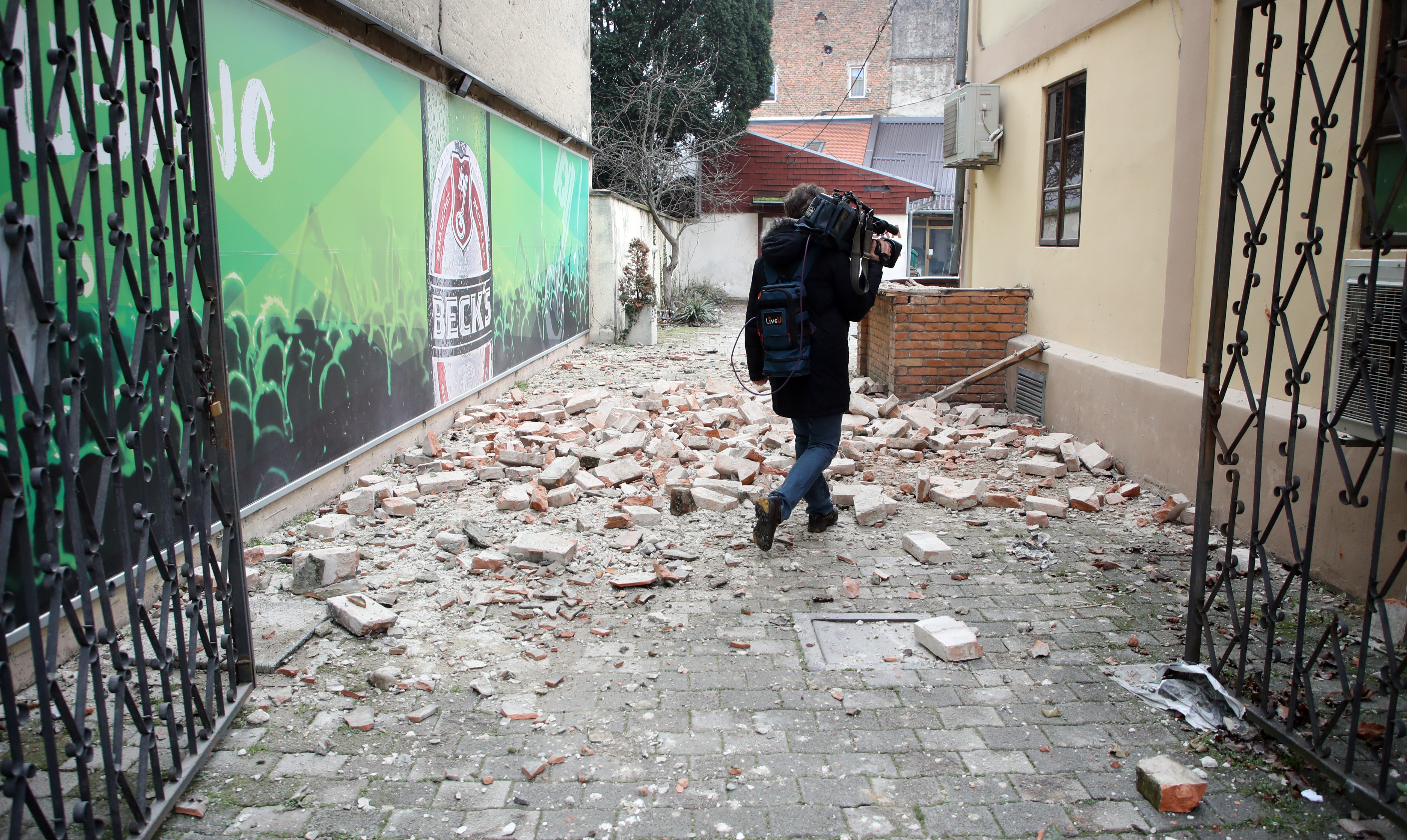 Tábori ágyakat és hálózsákokat adunk a földrengés sújtotta Horvátországnak