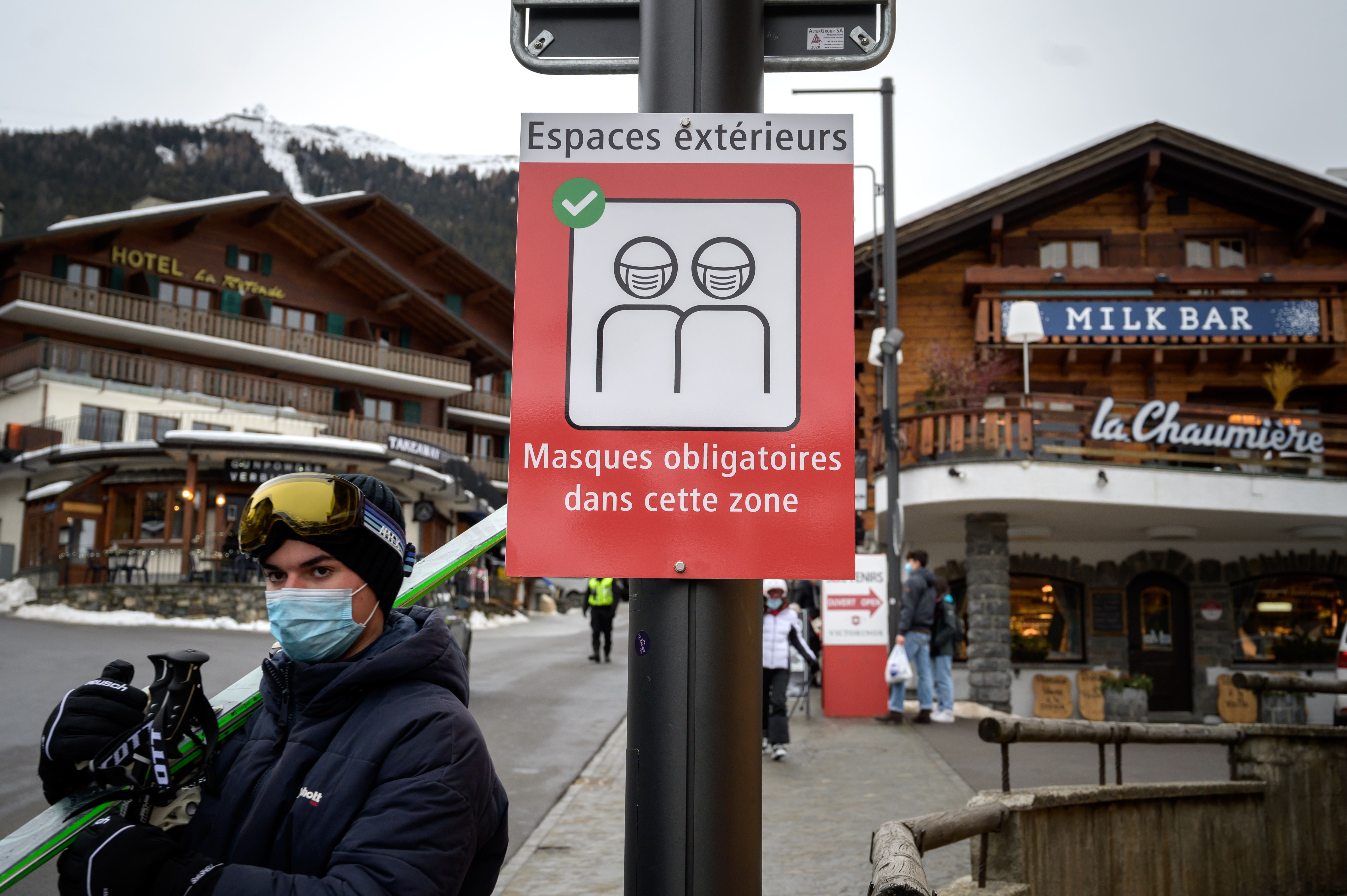Szinte az összes brit turista elmenekült a svájci síparadicsomból, mikor kiderült, hogy karanténozniuk kell
