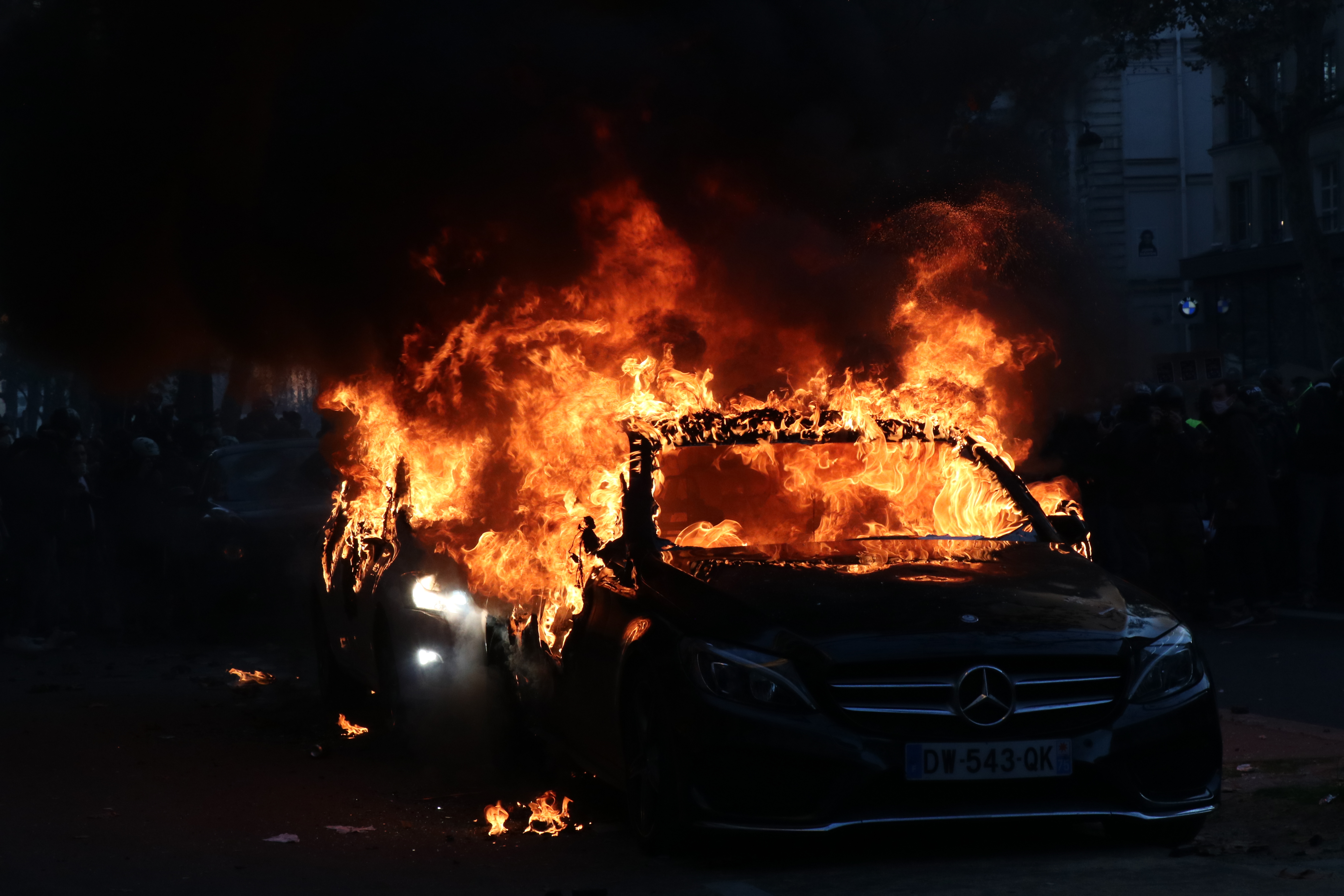 Mindössze 861 autót gyújtottak fel Franciaországban szilveszterkor