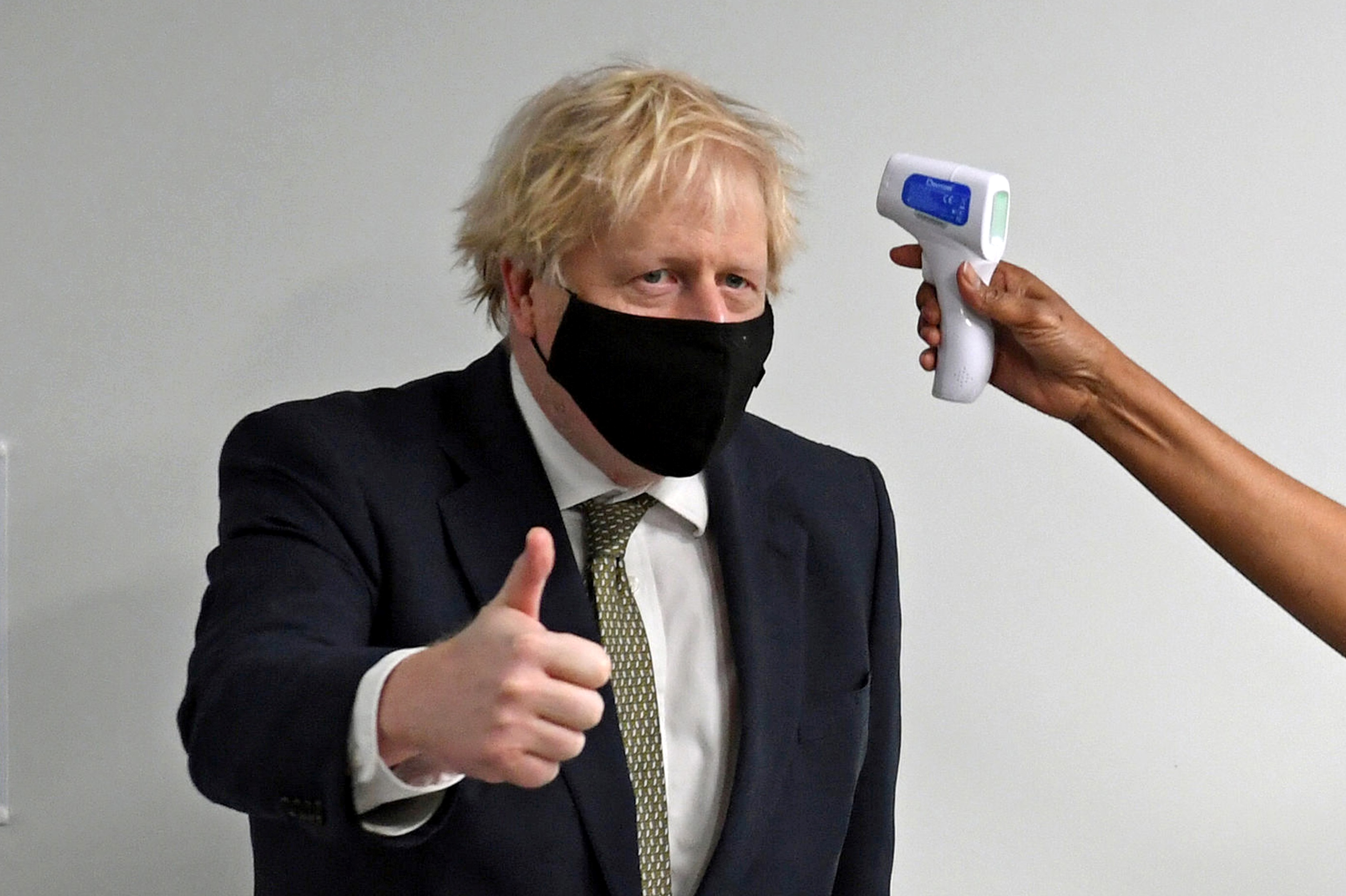Boris Johnson: Angliában június 21-én feloldhatják a távolságtartási szabályokat