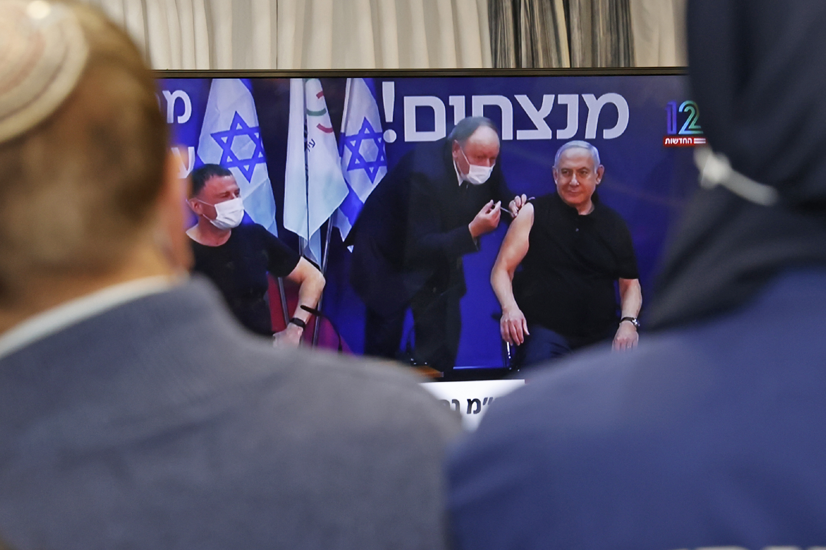 Benjamin Netanjahu kormányfőt és az egészségügyi miniszterét élő tévéadásban oltották be december 19-én.