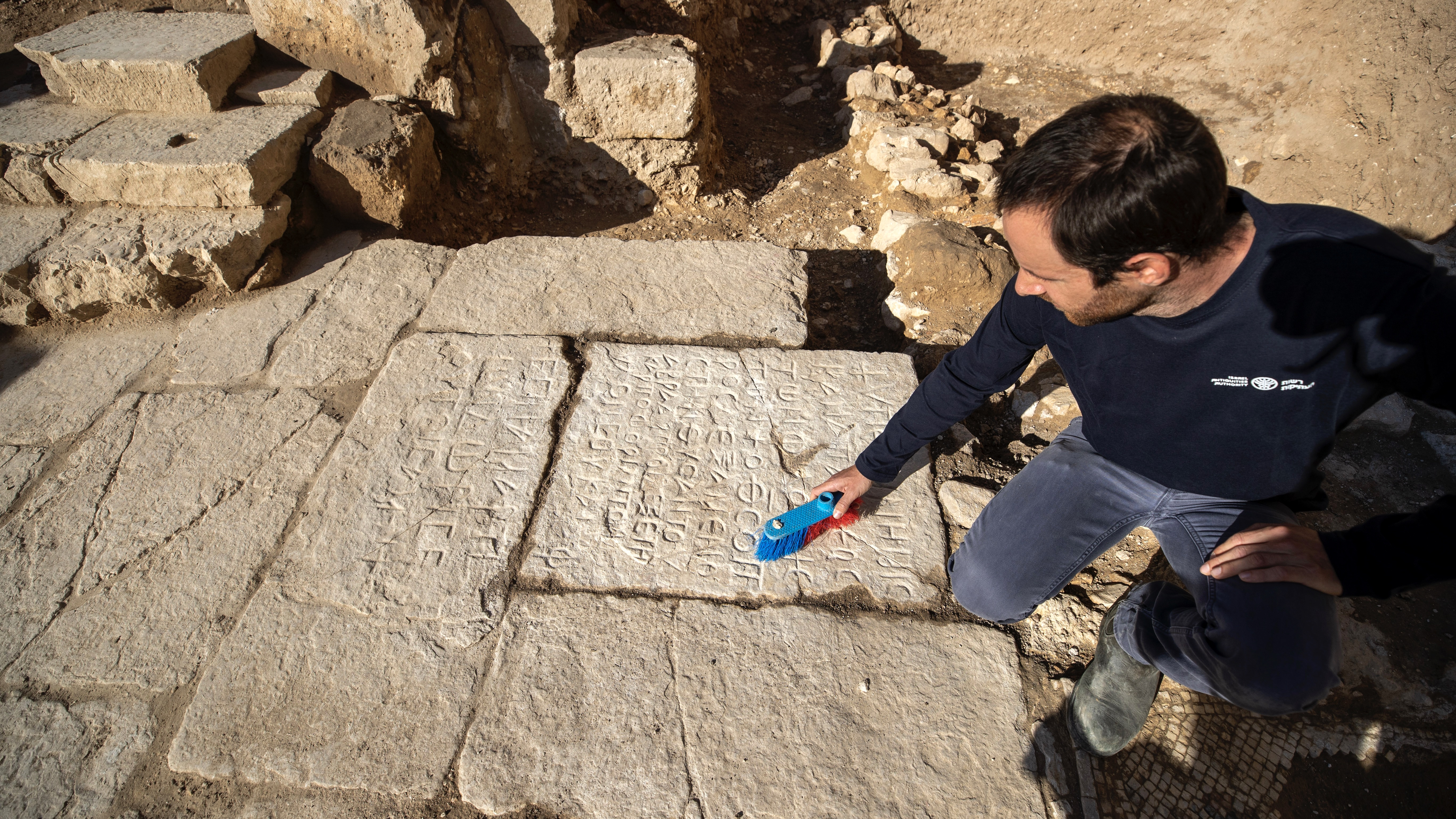 David Yeger izraeli archeológus bemutatja egy 1500 éve, a bizánci korban épült templom maradványait a Gecsemáné-kertben, Jeruzsálem keleti részén.