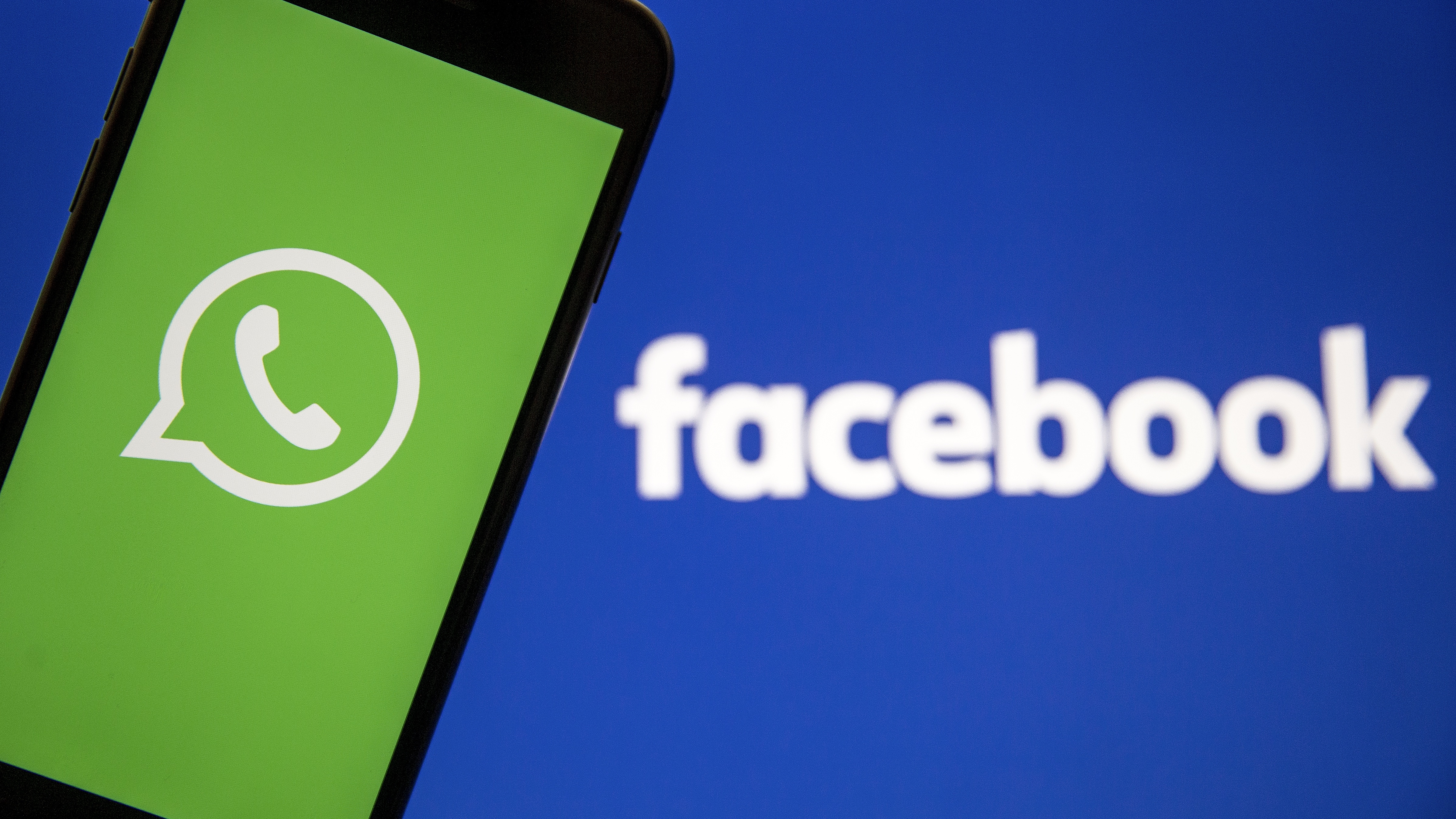 A WhatsApp a jövőben megosztja a felhasználói adatokat a Facebookkal