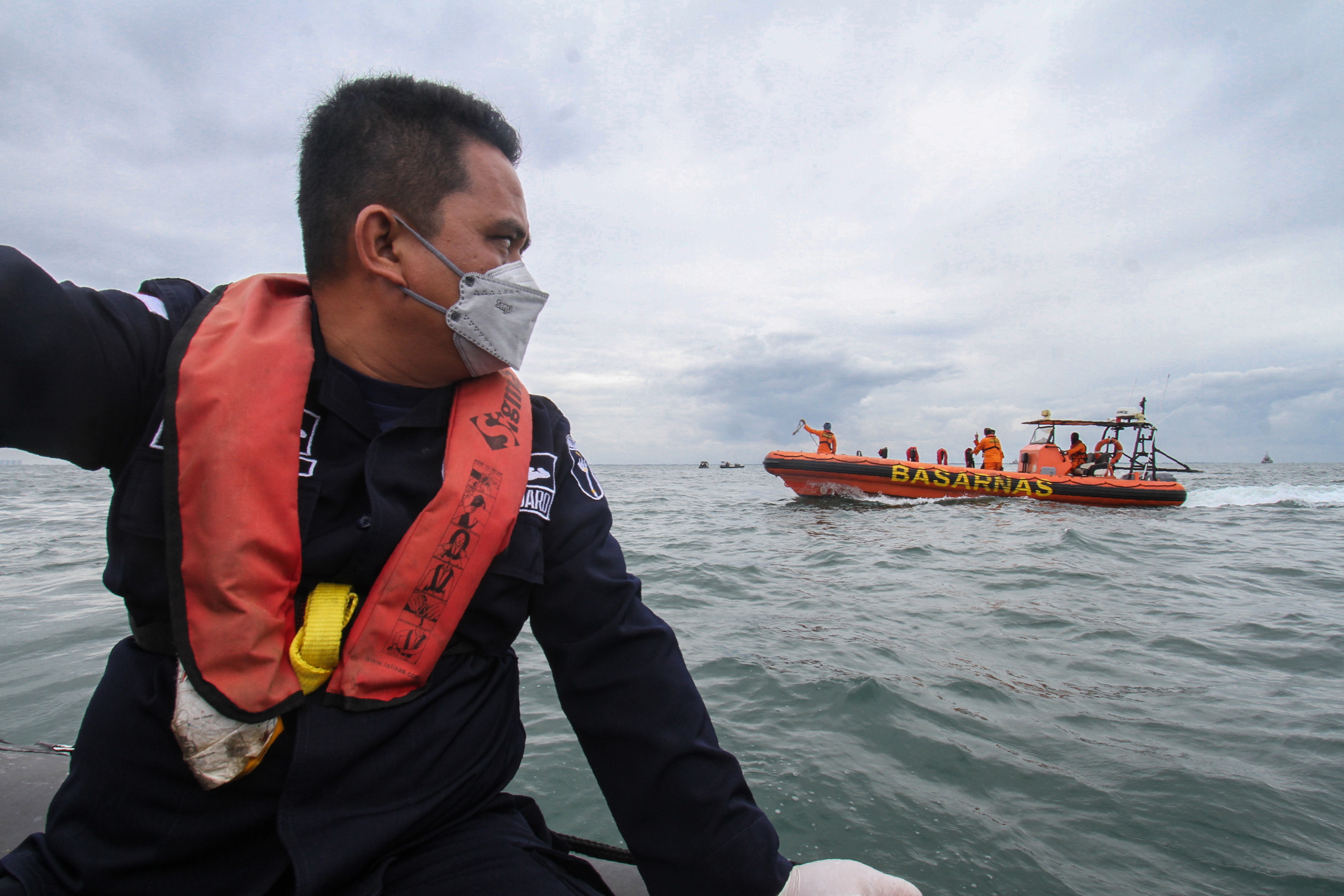 Megtalálták, hol zuhanhatott a tengerbe a szombaton eltűnt indonéz utasszállító