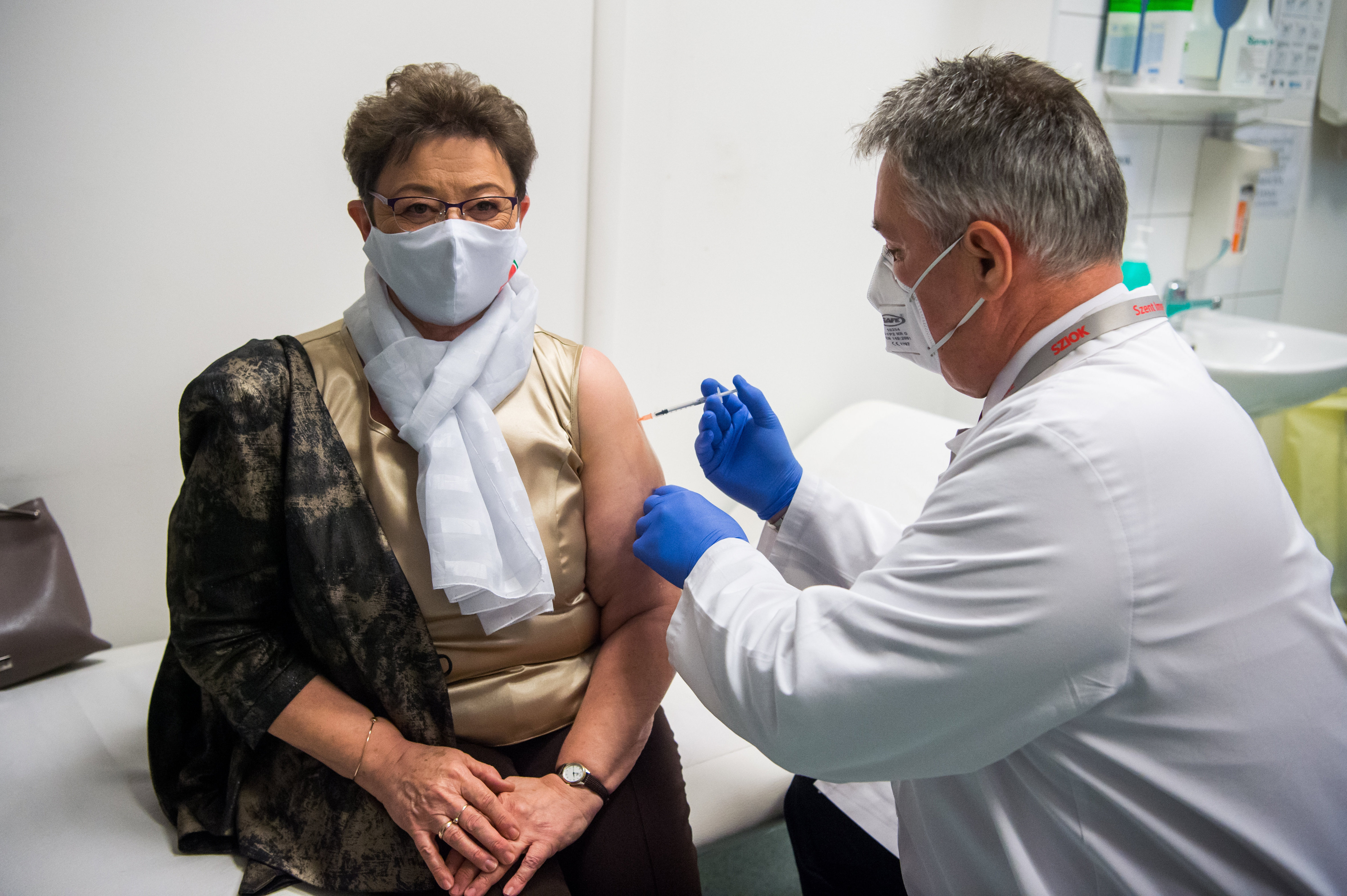 Müller Cecília szerint nem változik az oltási rend attól, hogy a Pfizer kevesebb vakcinát szállít Európába