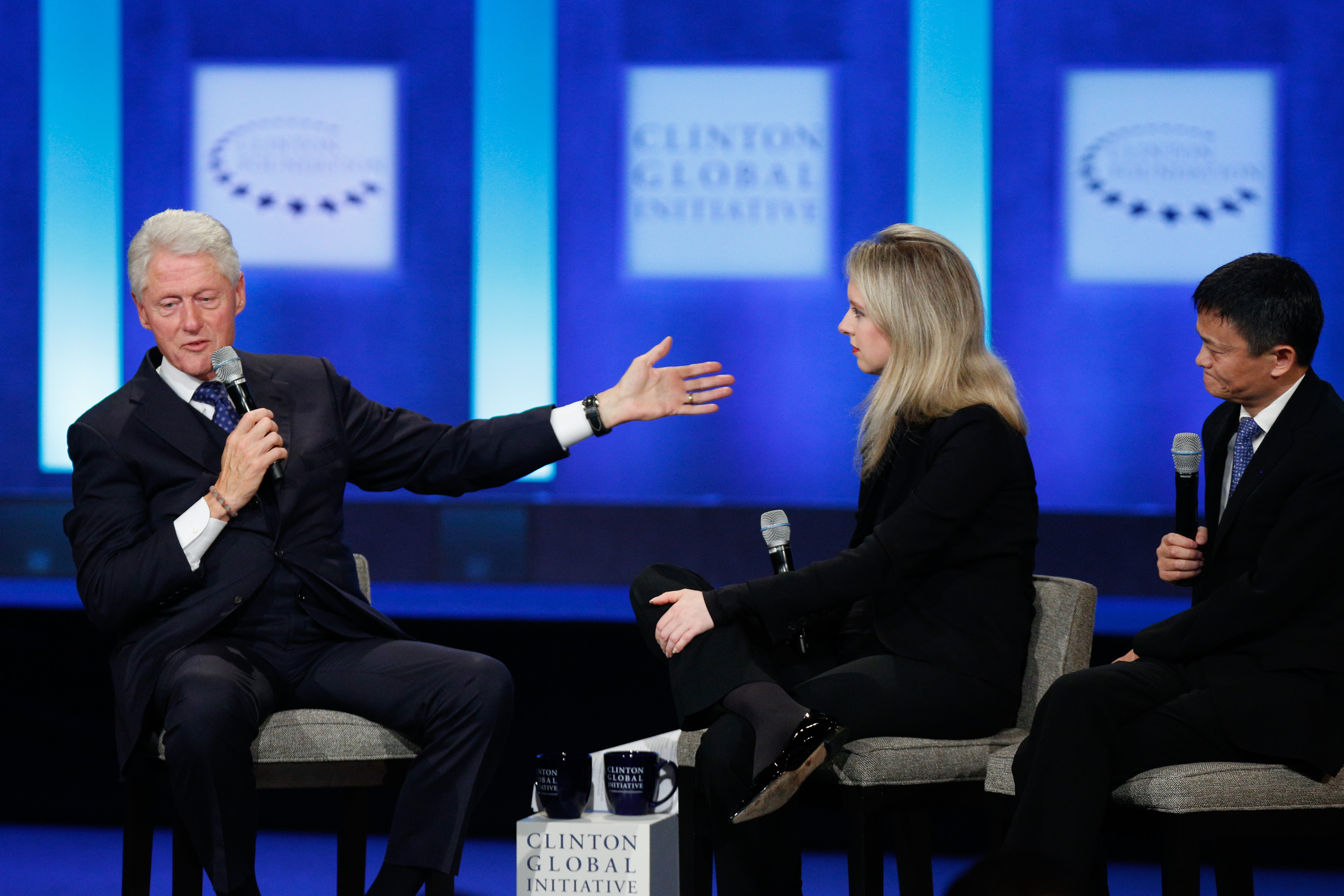Bill Clinton és Jack Ma között, az egykori elnök méltatását hallgatva