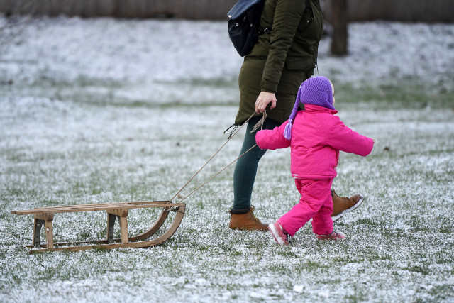Szánkót húz egy anya és gyereke Gyálon 2020. január 14-én
