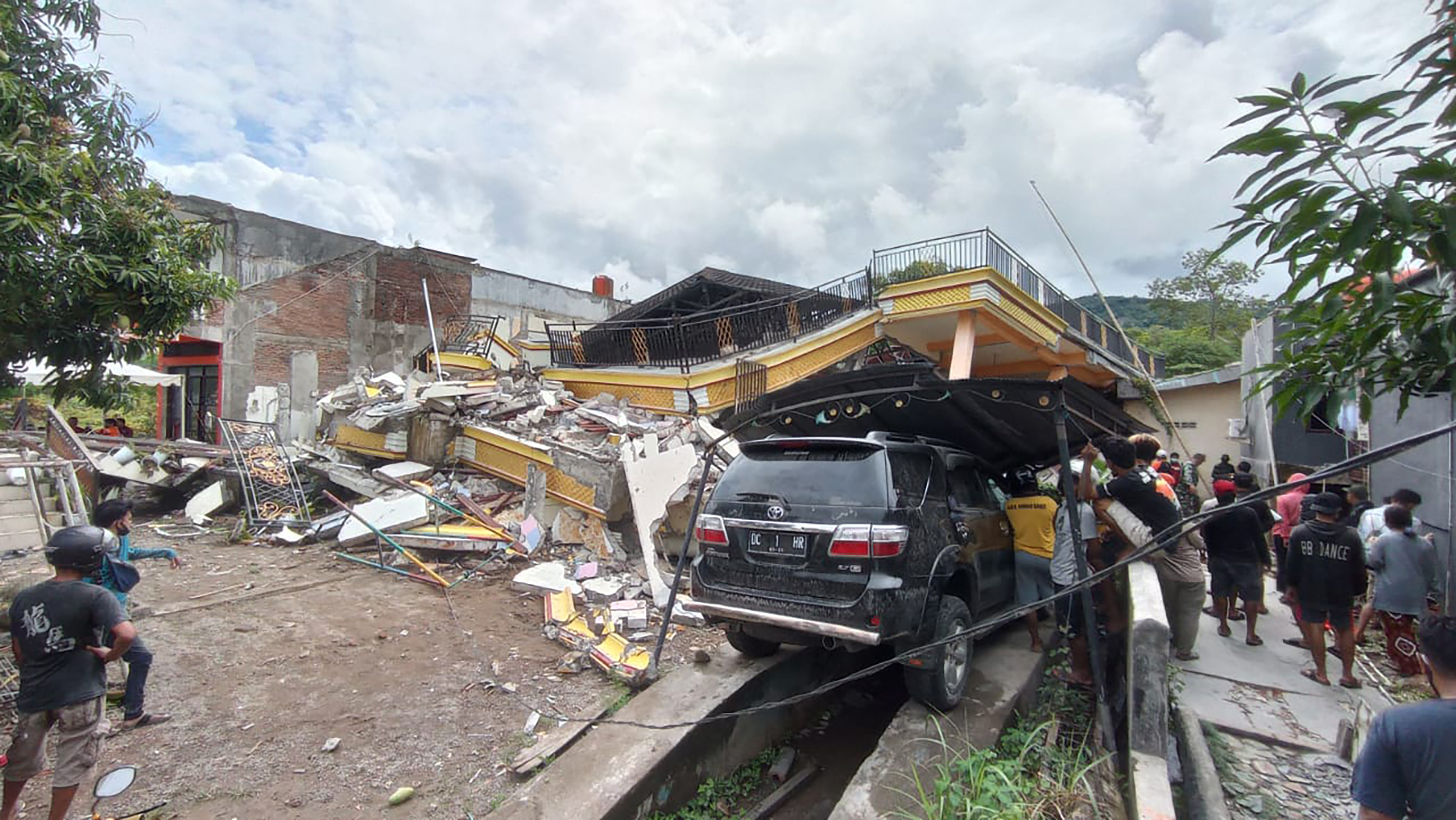 34-en meghaltak, több mint hatszázan megsebesültek az indonéz földrengésben