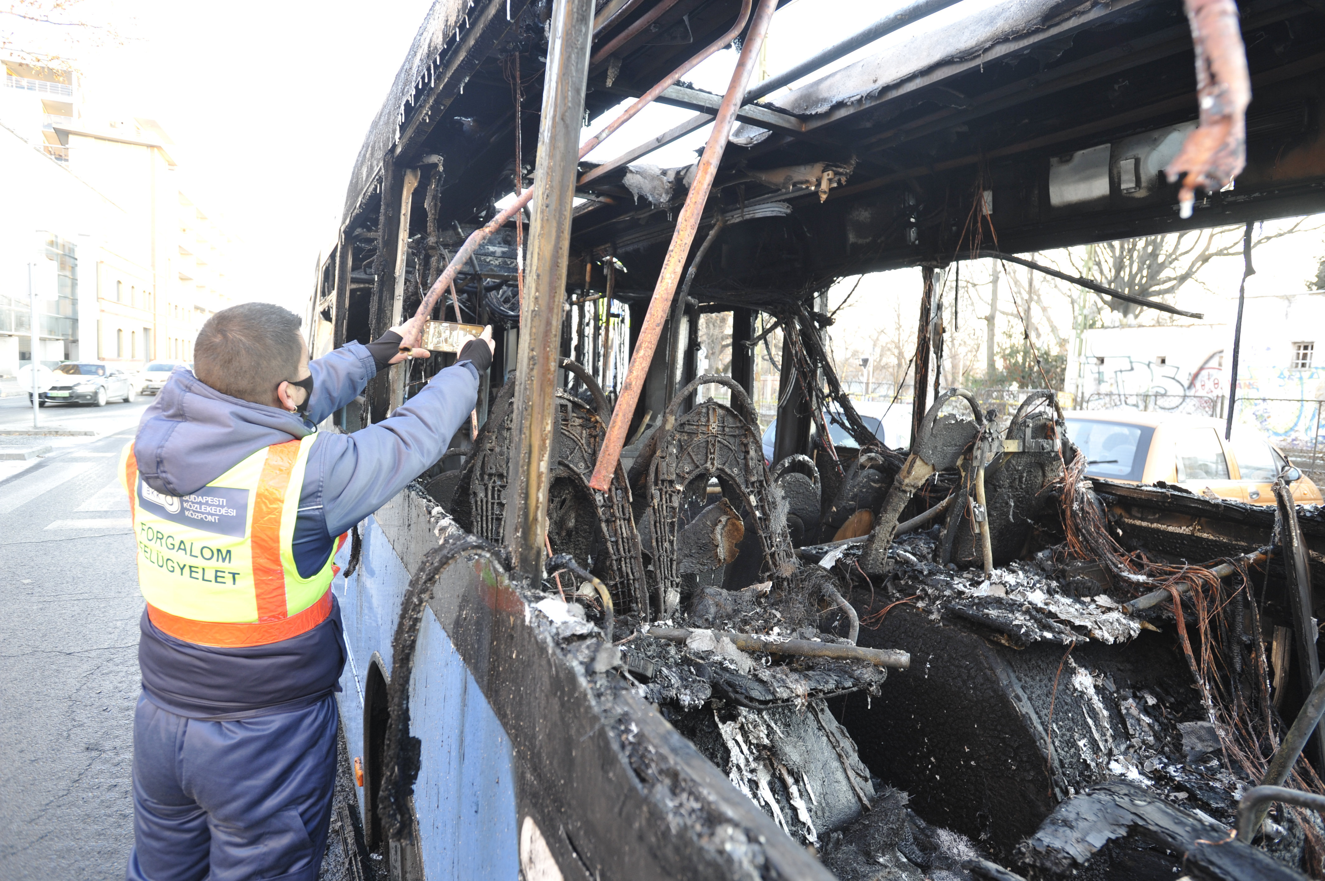 Kigyulladt és teljesen kiégett egy busz Óbudán