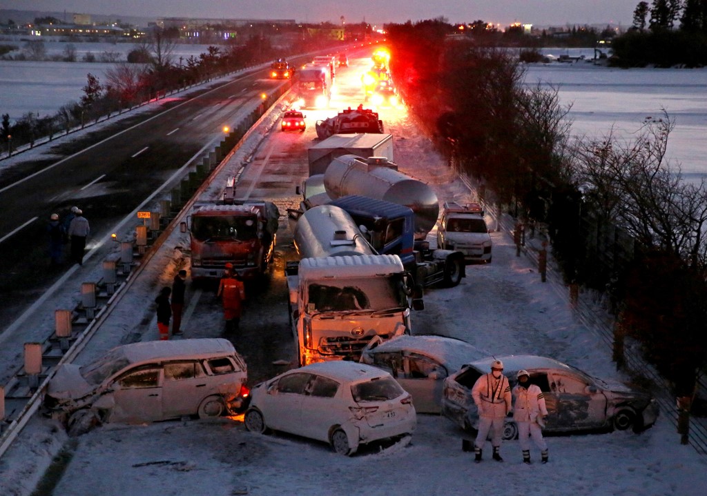 130 autó ütközött össze egy japán autópályán