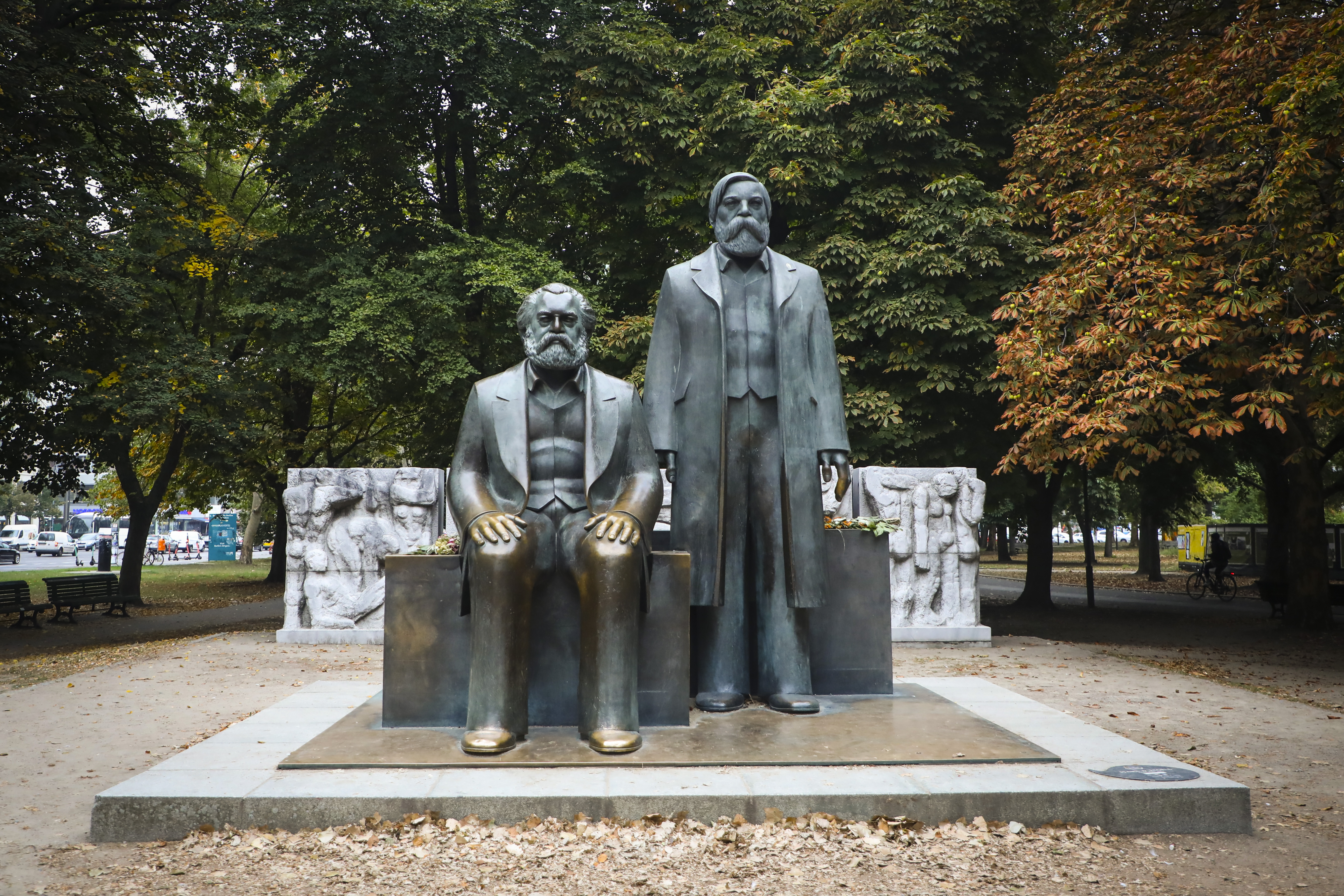 Ludwig Engelhardt szobra Marxról és Engelsről 2019. szeptember 25-én Berlinben.