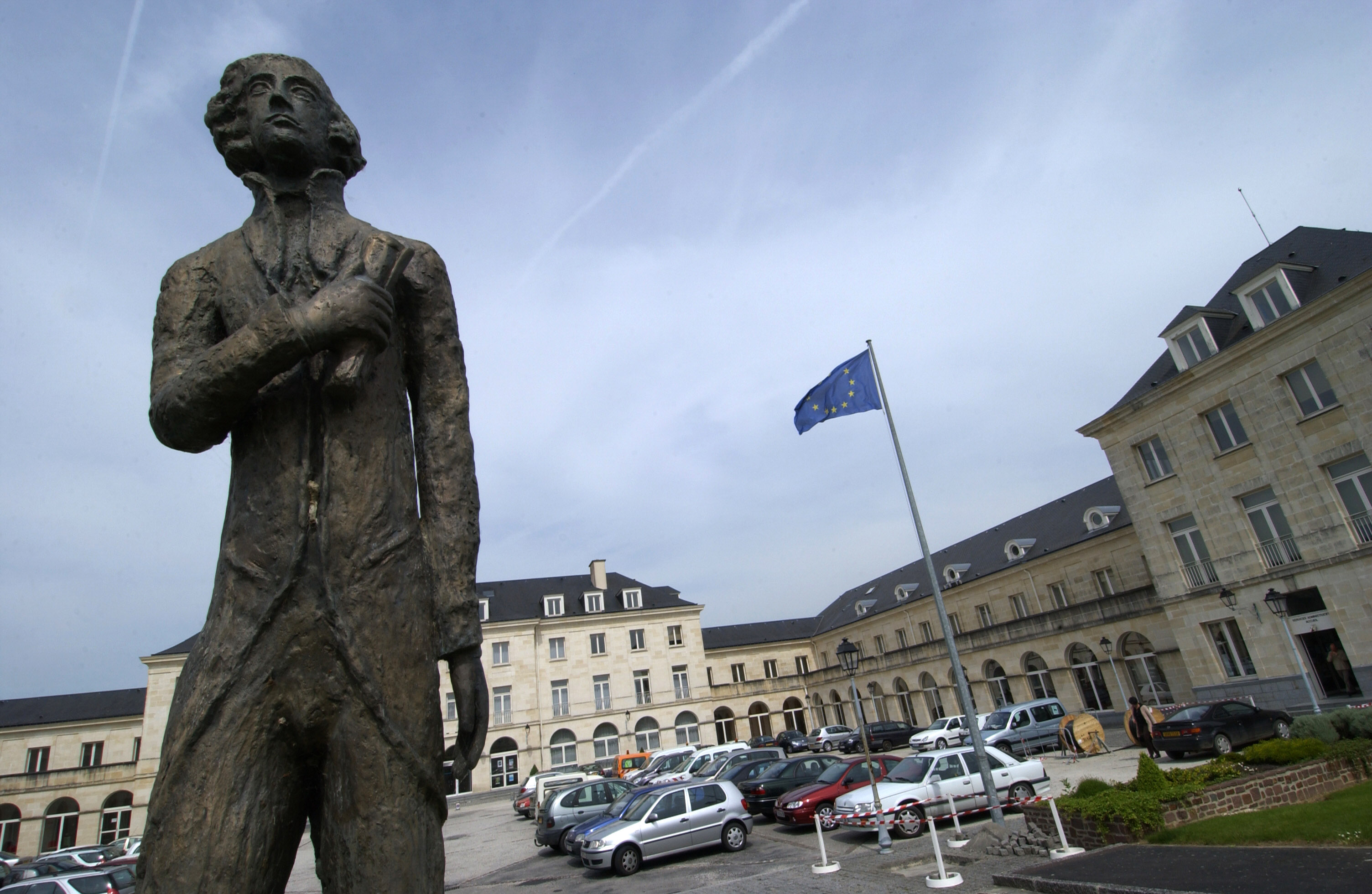 Louis Derbré szobra Alexis de Tocqueville-ről a franciaországi Saint-Lô városi tanácsa előtt 2005. május 12-én.