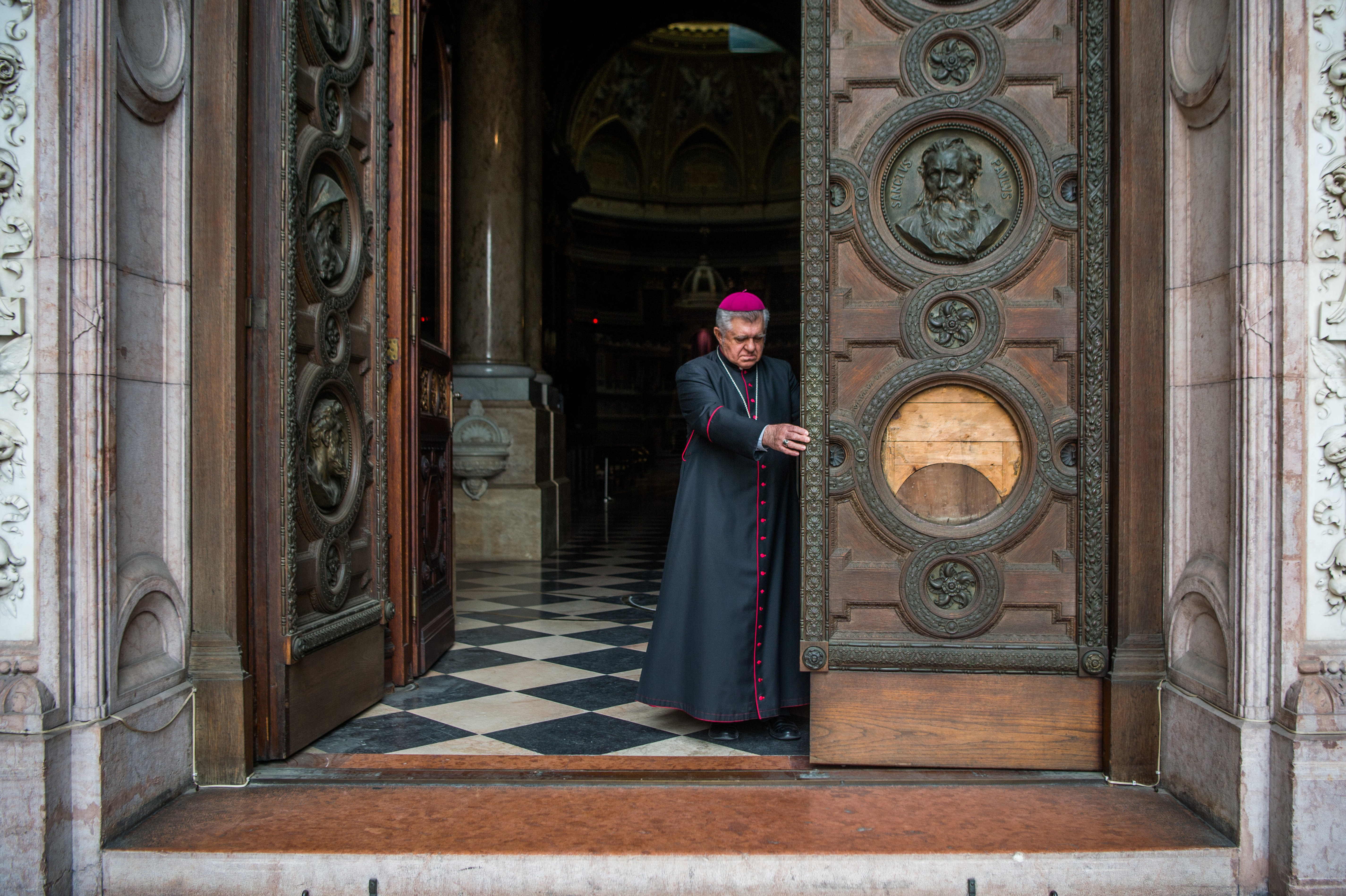 Snell György esztergom-budapesti segédpüspök, a Szent István-bazilika plébánosa becsukja a bazilika főkapuját 2020. március 21-én