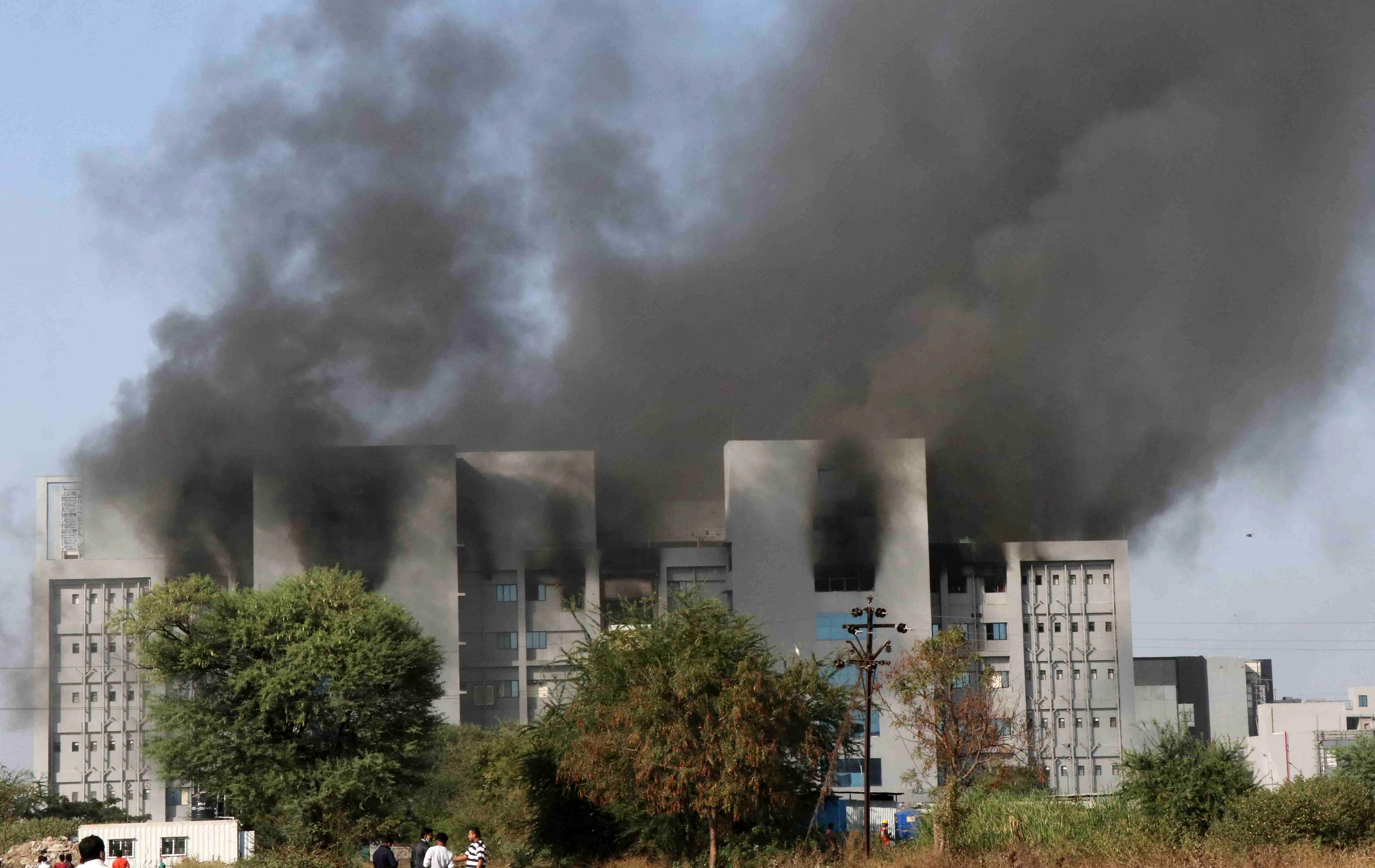 Tűz ütött ki India legnagyobb vakcinagyárában, öten meghaltak