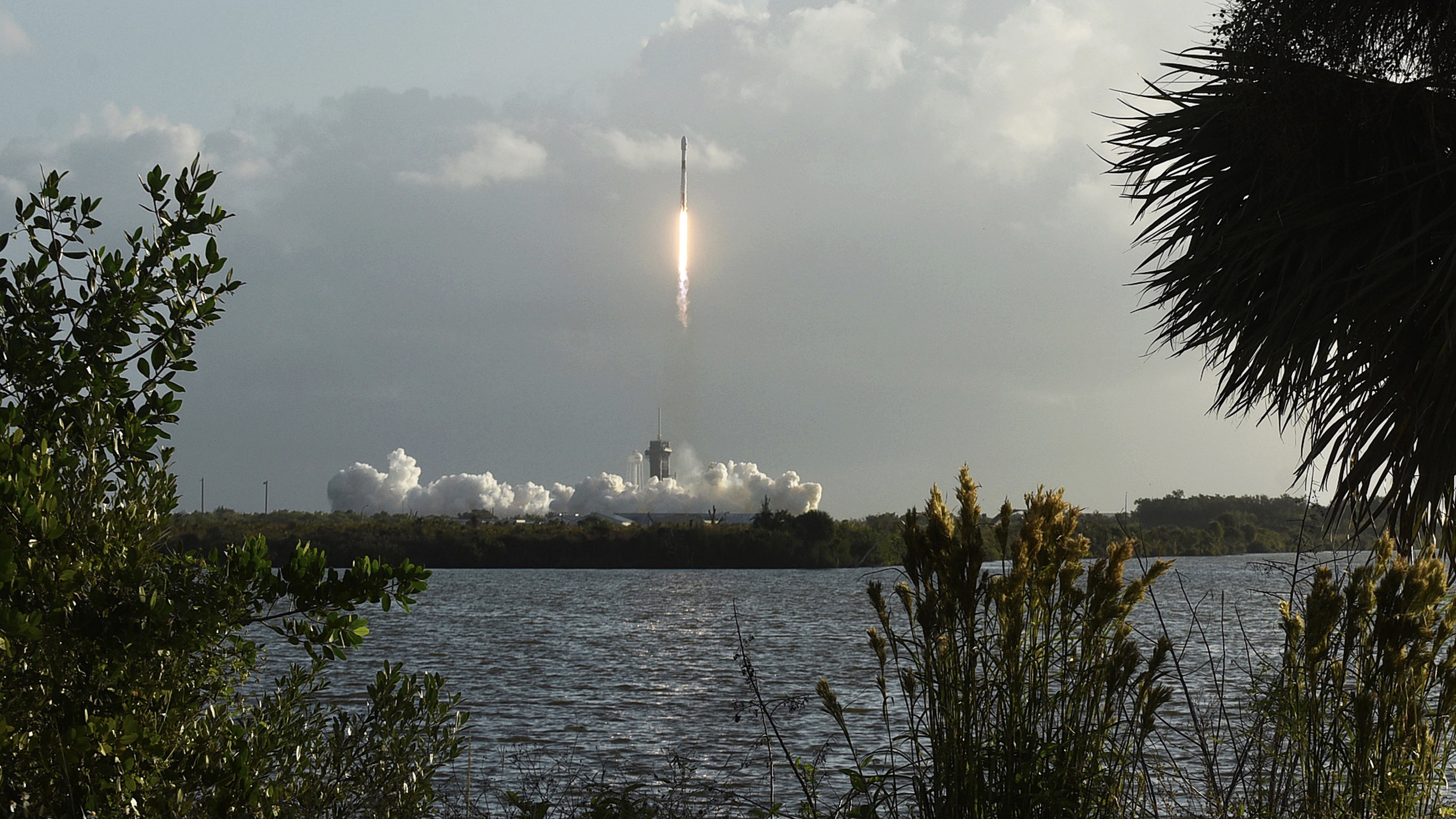 A SpaceX 2020 októberében fellőtt Falcon 9 hordozórakétája 60 Starlink műholdat állított alacsony Föld körüli pályára.
