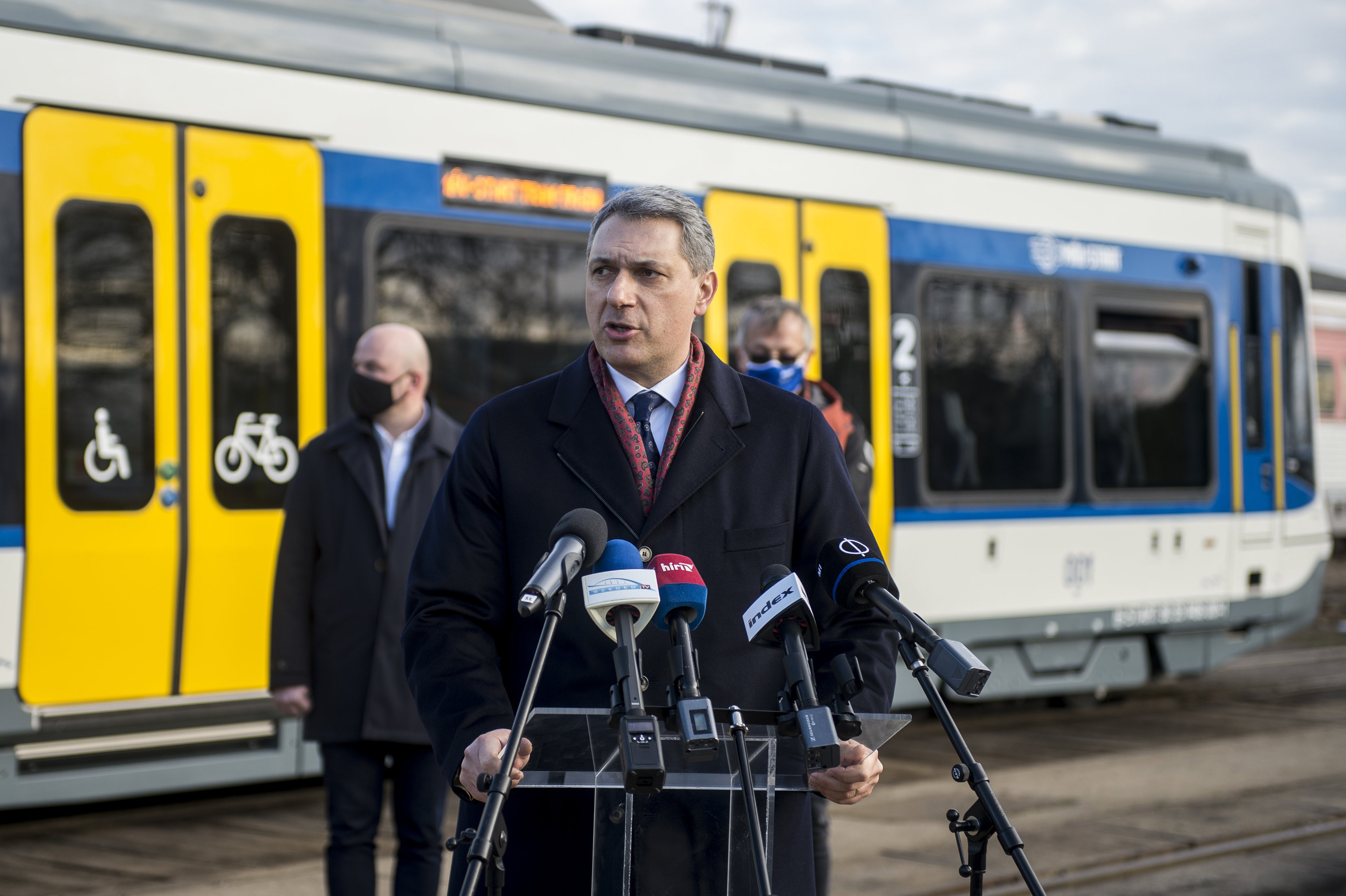 Lázár János beszédet tart a Hódmezővásárhely-Szeged közötti tram-train átadásán