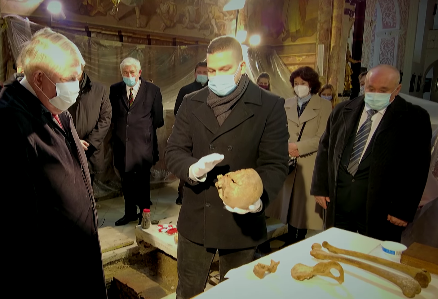 Cser-Palkovics megengedi, hogy kiássák a csontokat a székesfehérvári osszáriumban
