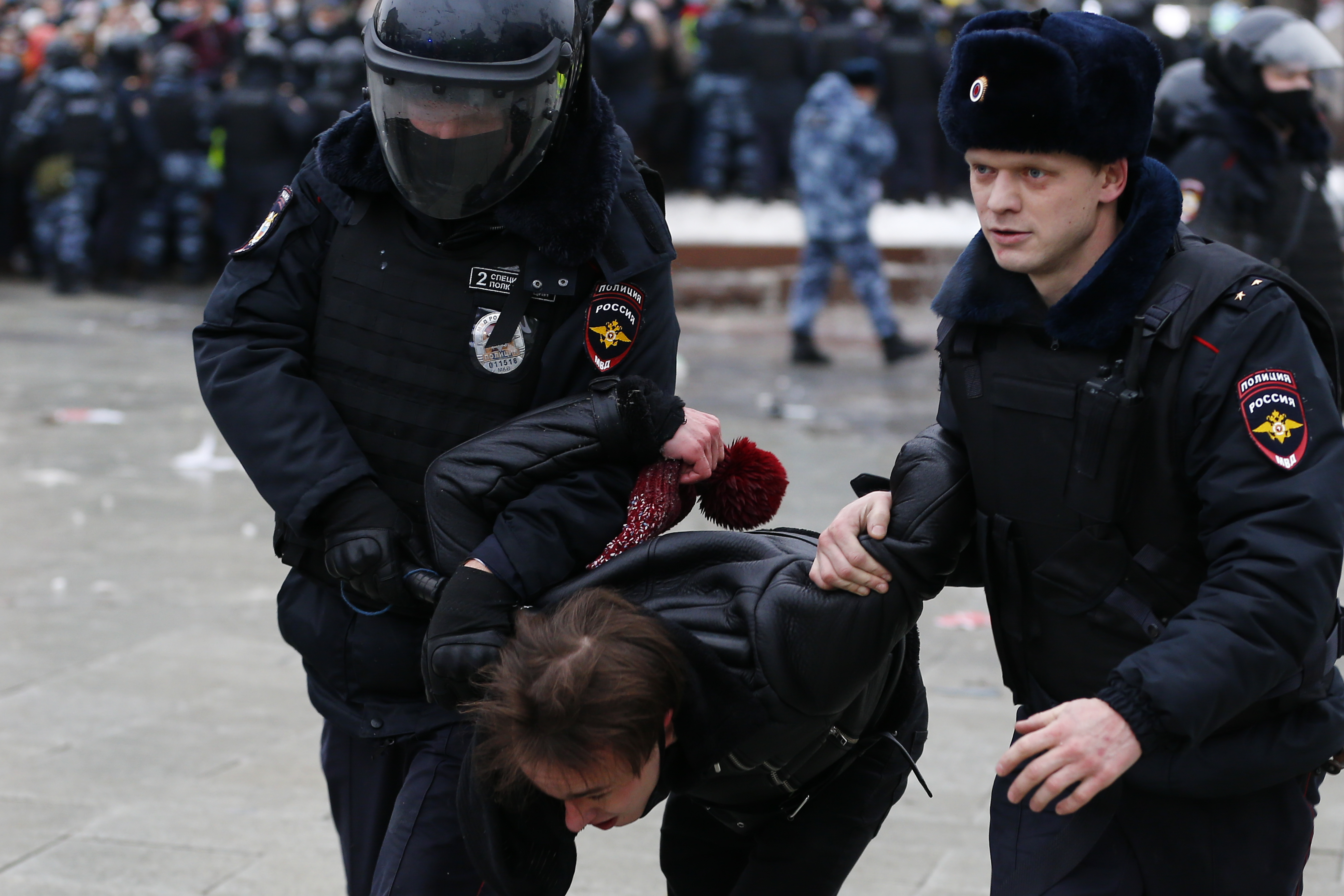„Ha csak a kvótához kell, engem vigyen el inkább” – mondta az orosz férfi a rendőrnek, aki épp egy tüntető nőt akart őrizetbe venni