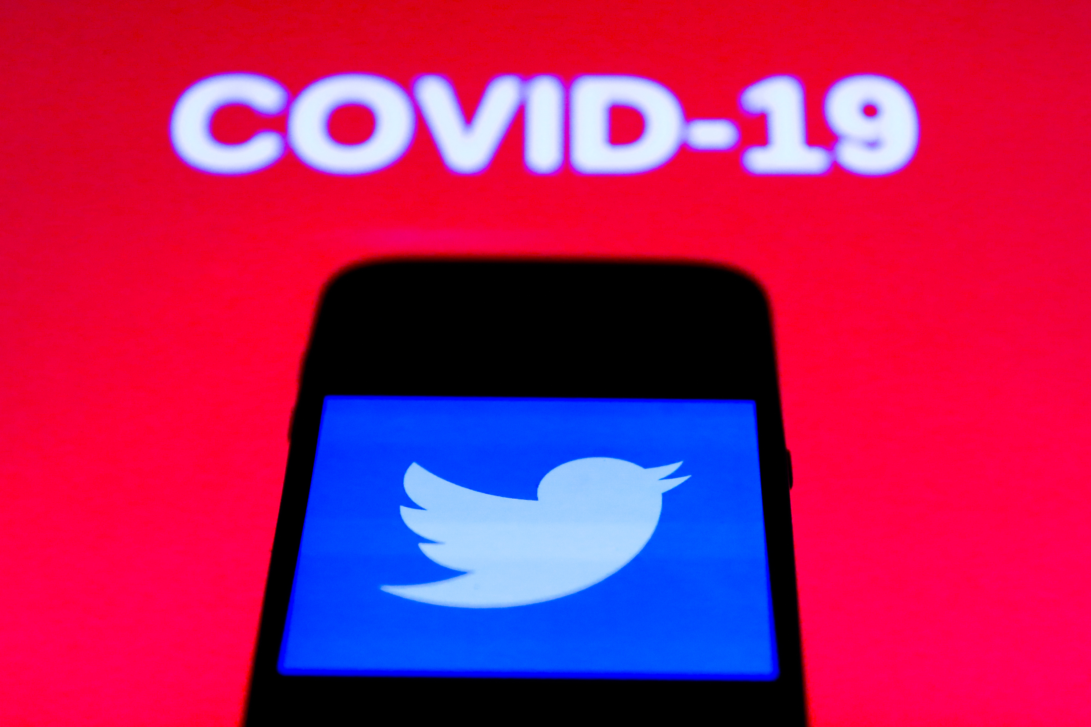 Így egy év után már a Twitter is lecsap a koronavírus-dezinformációkra