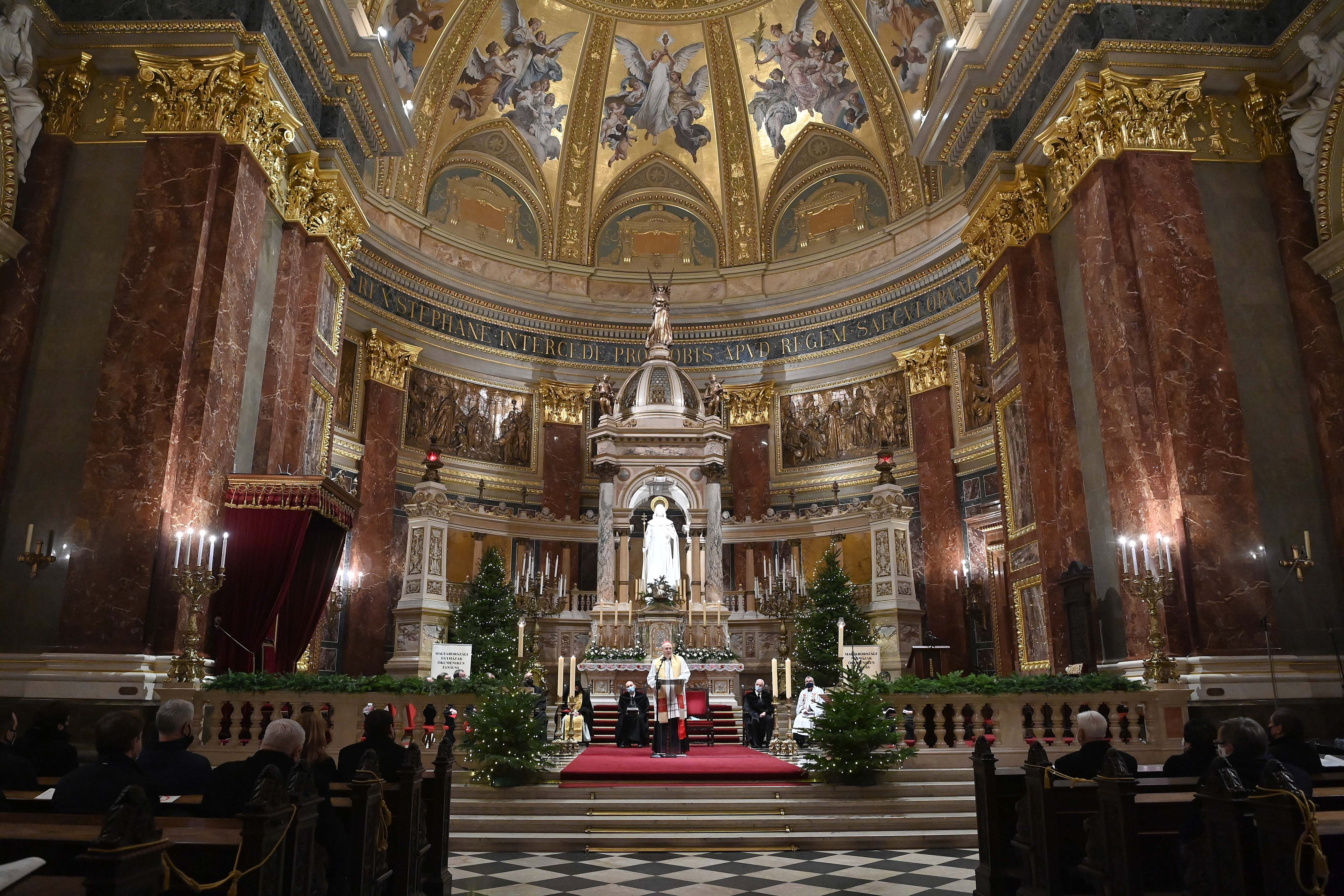 Erdő Péter bíboros, esztergom-budapesti érsek beszél az ökumenikus imahét nyitó istentiszteletén a Szent István-bazilikában 2021. január 17-én