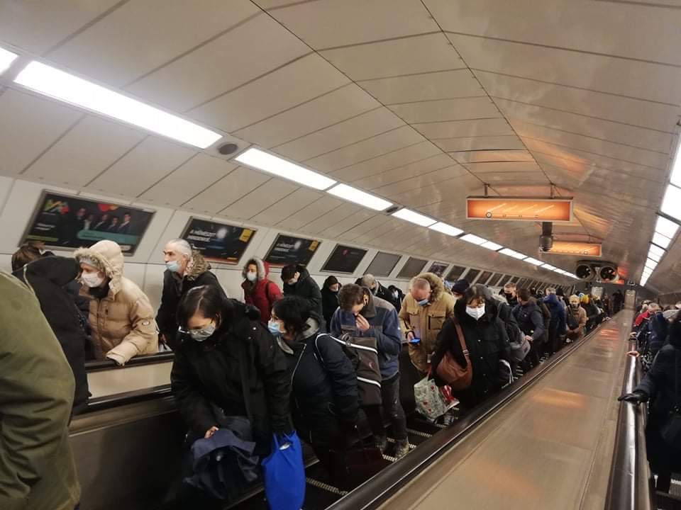 A metrókocsi és peron közé szorult egy nő lába az Astoriánál