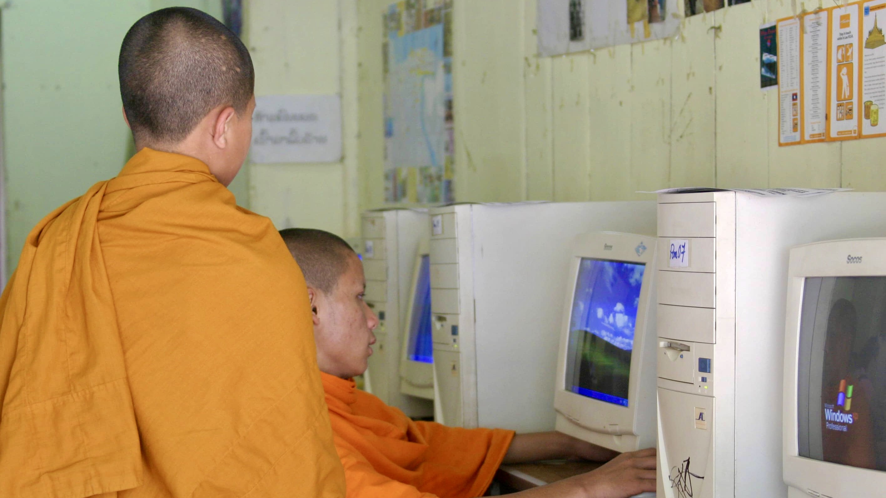 Buddhista tinédzserek egy laoszi kávézóban. Valószínűleg nem a megvilágosodást keresik, csak használható internetkapcsolatot.