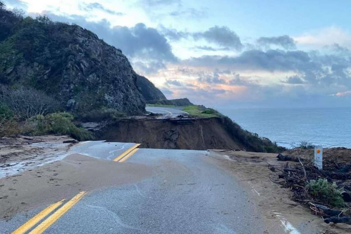 Kaliforniában beszakadt és a tengerbe zuhant az országút egy darabja az esőzések miatt